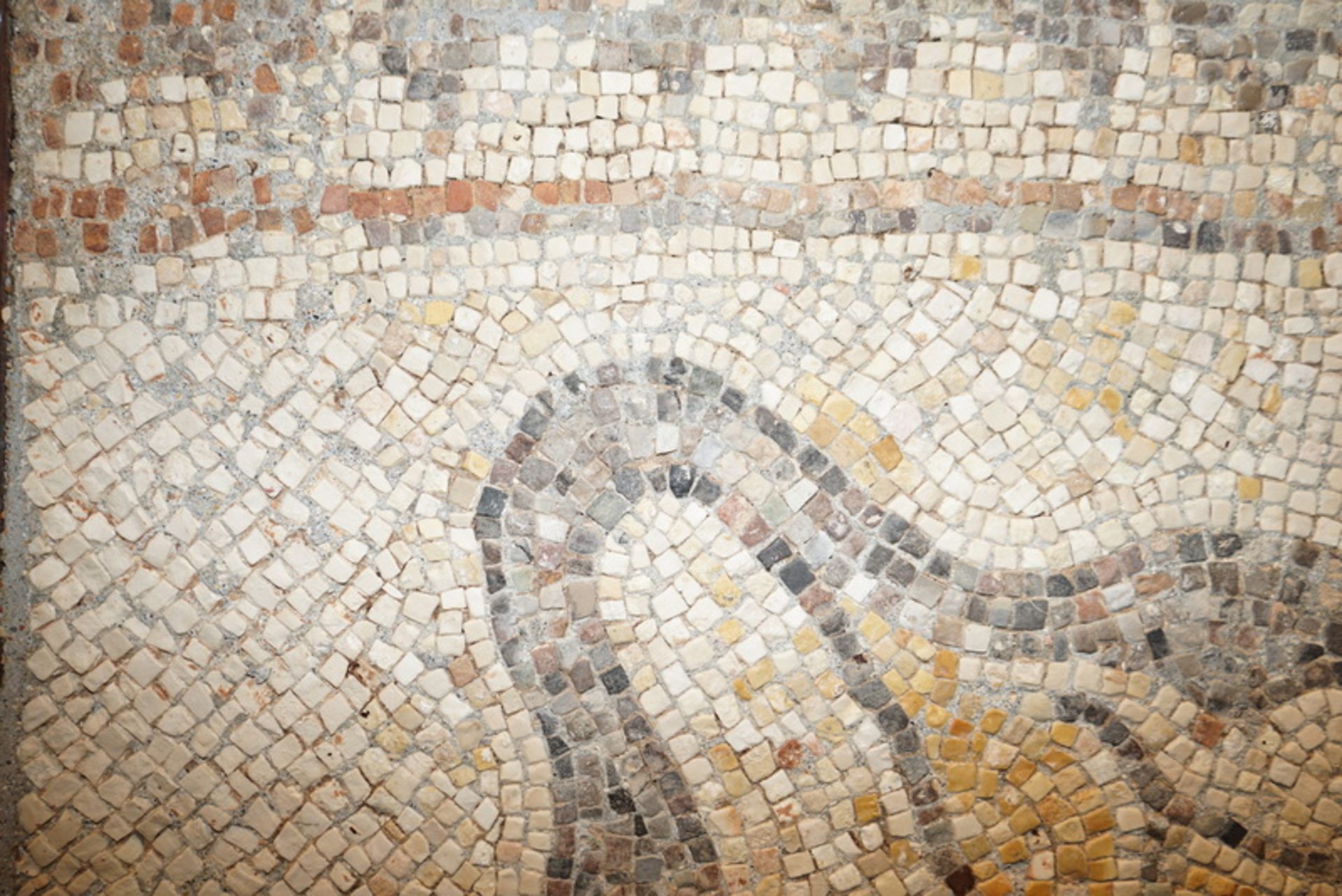 Römisches Bodenmosaik,"Kranich", 3.-5. Jhd.n.Chr.,Mosaik aus Kalkstein und Marmor, in - Image 3 of 4