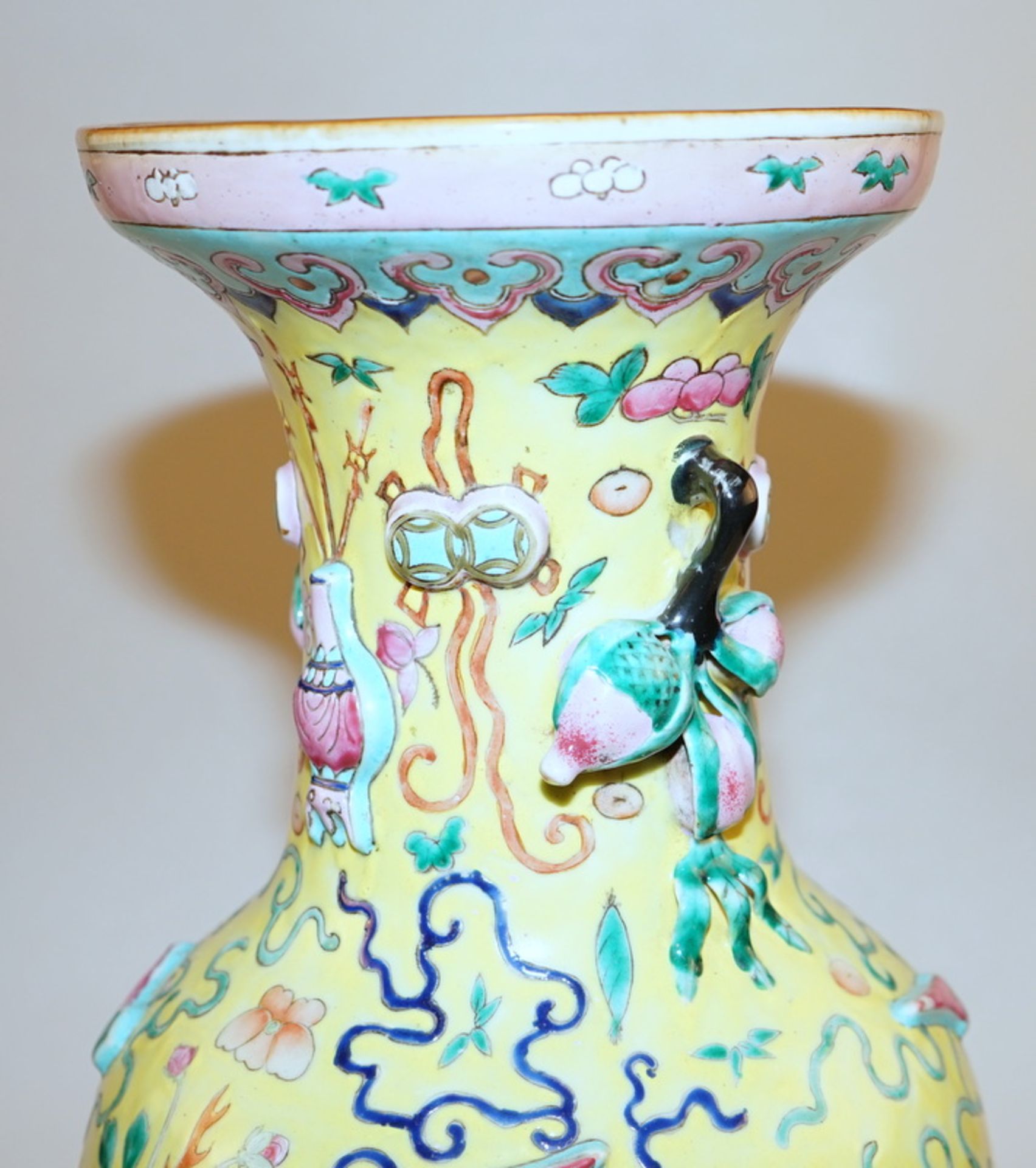 Gelbe Bodenvase mit Halblastisch aufgelegtem Dekor Republic Period,Graue Expordscherbe, gelber - Image 3 of 3