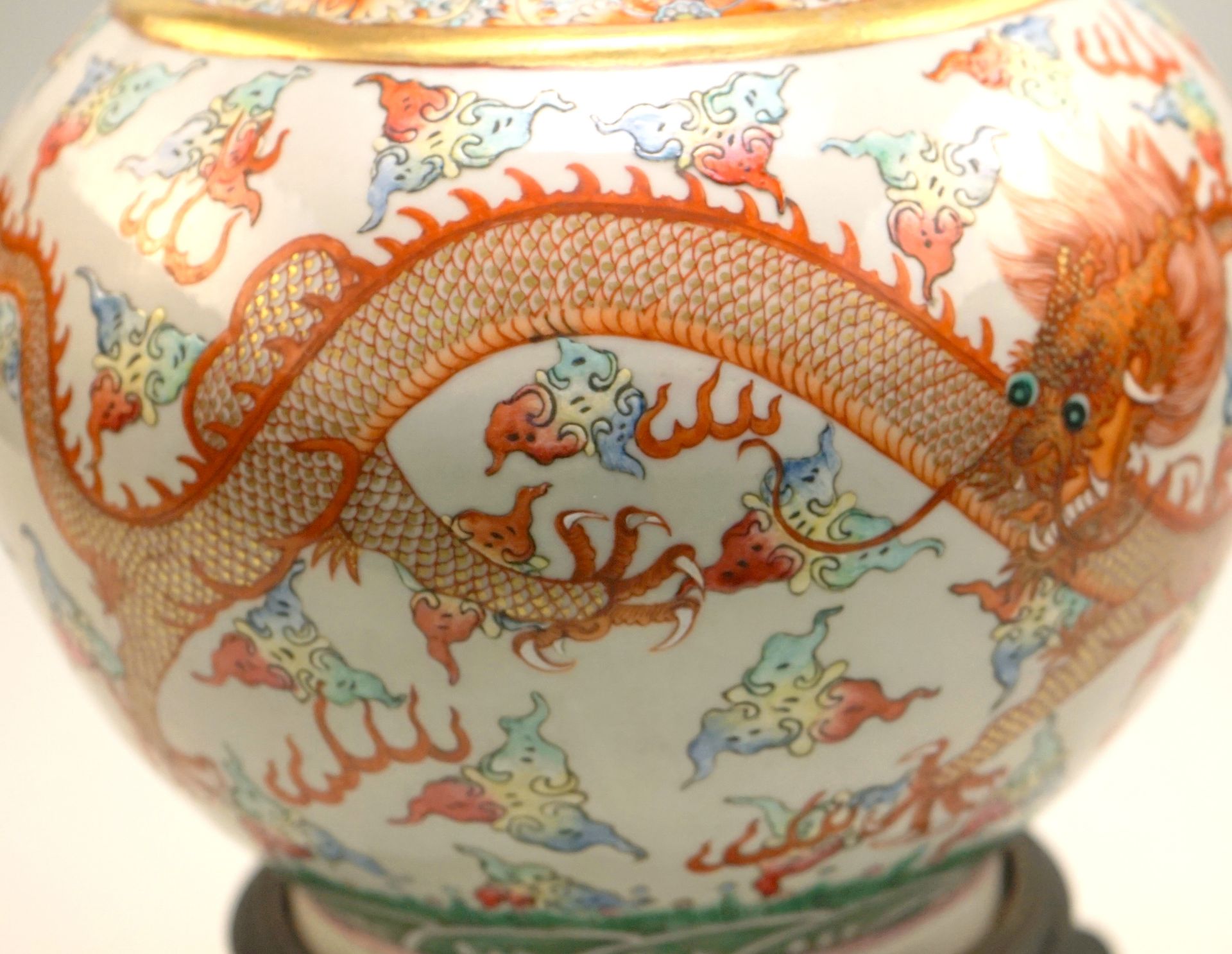 Balustervase mit Roten Luftdrachen, Xuantong,Balustervase mit langem konkavem Hals, zwei - Bild 3 aus 11