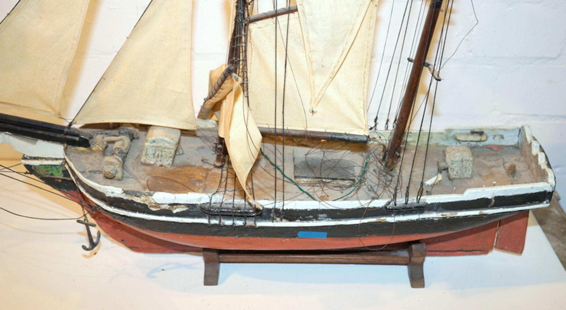 Modellschiff, 2-Master, um 1900,Holz teilw. mit Bootslack gestrichen, Leinensegel, Alterspuren, Höhe - Image 2 of 2