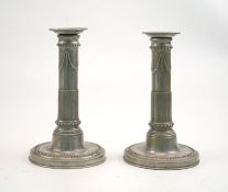 Leuchterpaar des Klassizismus, dat.1818,Zinn, selten gut erhaltenes Paar Kerzenhalter mit