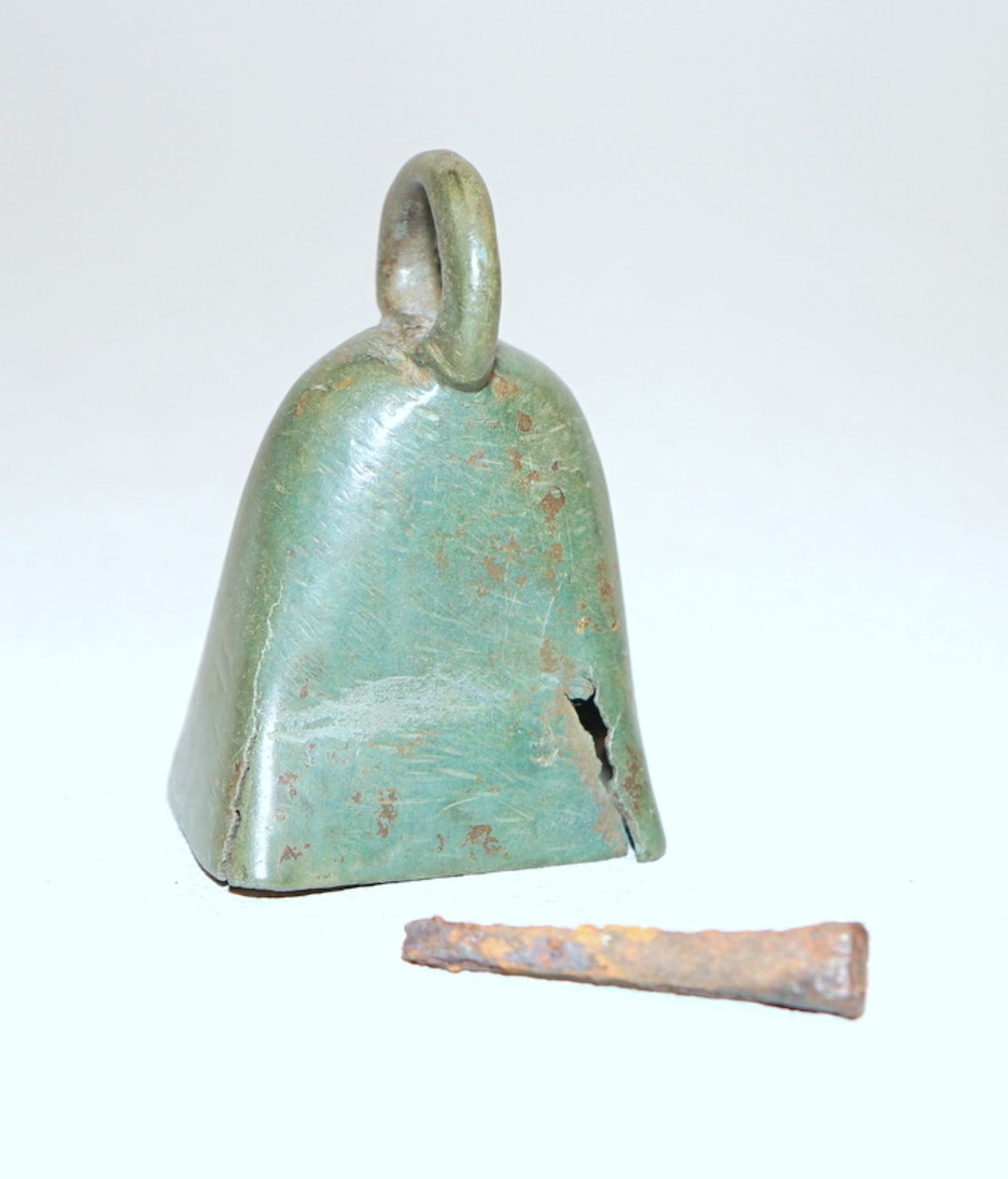 Bronzeglocke, Römisch,Höhe 8,5cm, beiliegend ein Klöppel, die Glocke an einer Seite eingedrückt.,, - Image 2 of 2
