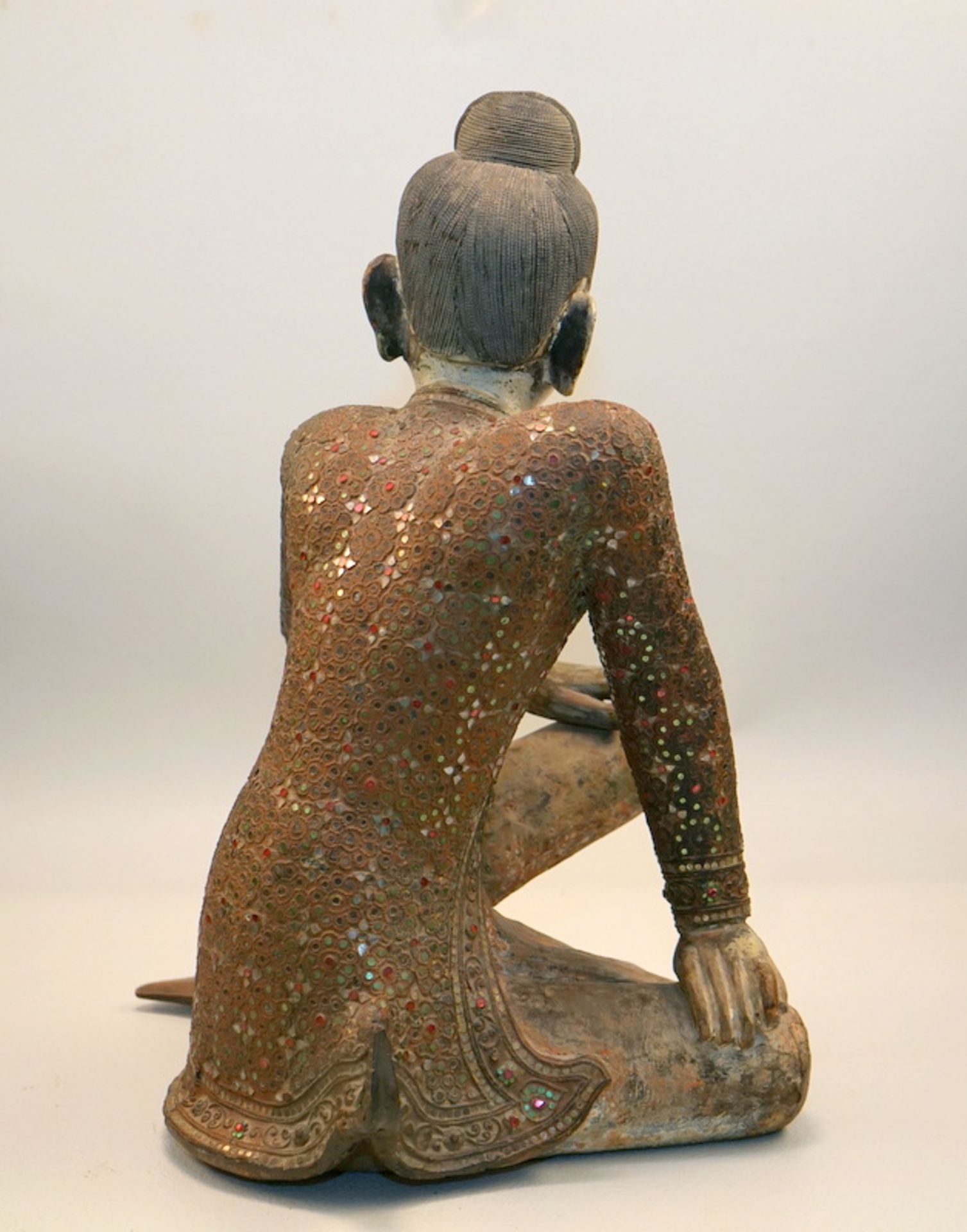 Burmesische Stifterfigur,Holz geschnitz gefasst, das Oberteil mit aufwendigem Glasbesatz, junger - Image 4 of 5