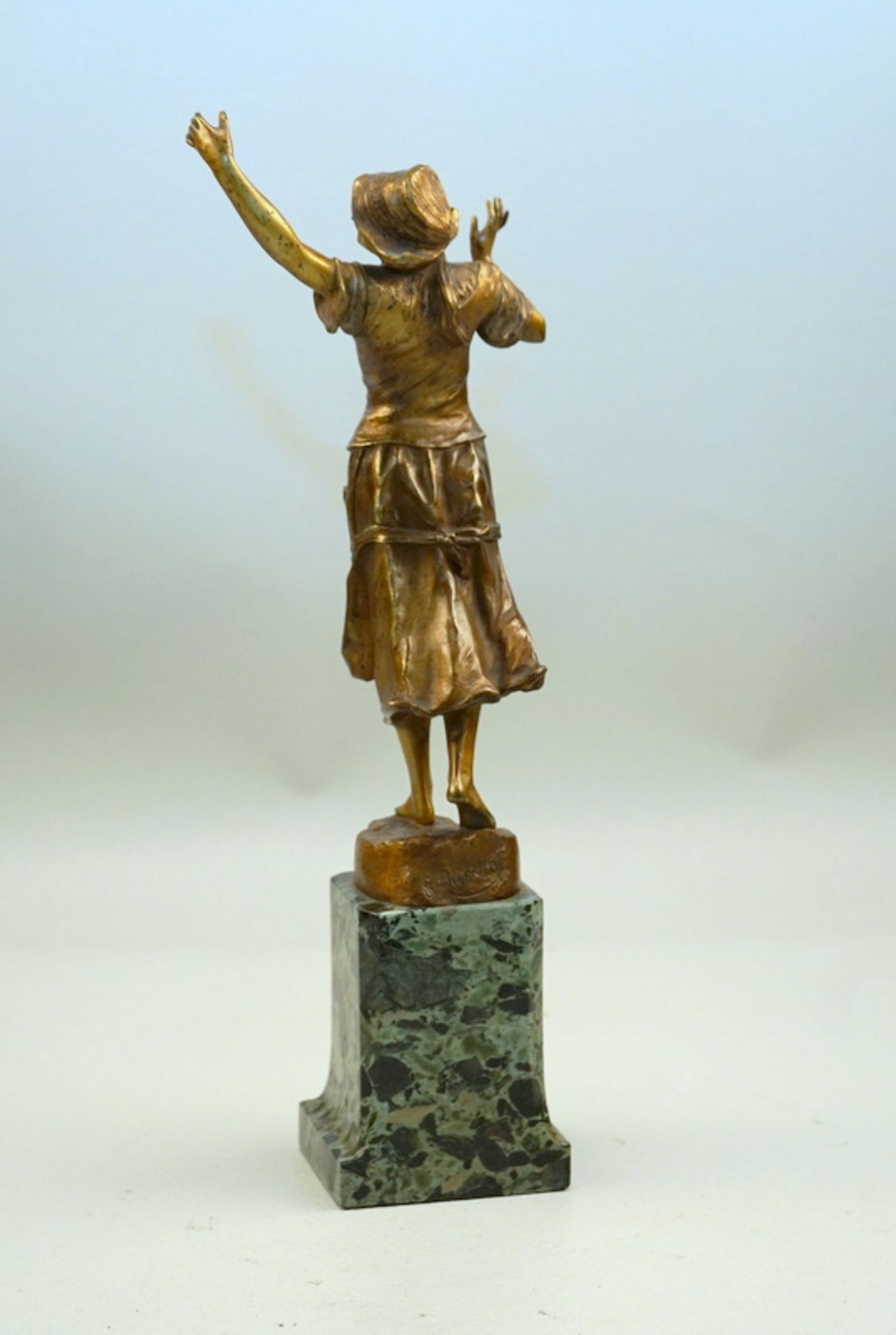 Barillot, Eugène (1841 Berlin - 1900 Paris): Tanzende Bäuerin,Bronze vergoldet und patiniert, - Bild 3 aus 5