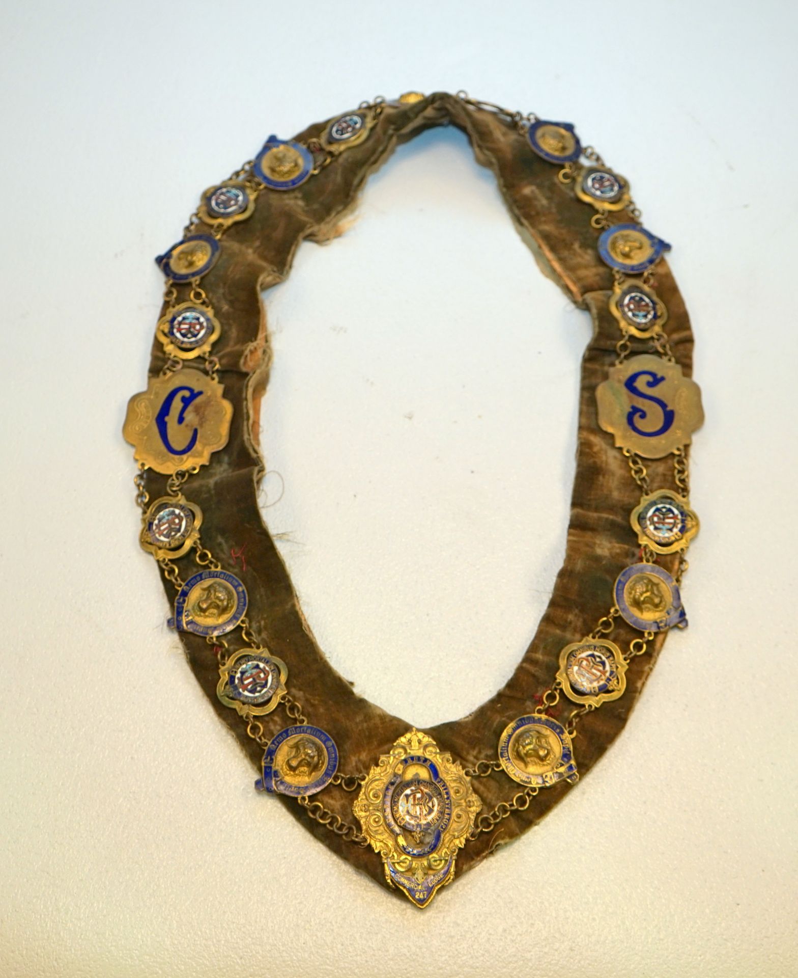 Logenkette des Royal Antediluvian Order of Buffaloes, 19. Jhd.,lange breite Stoffkette besetzt mit