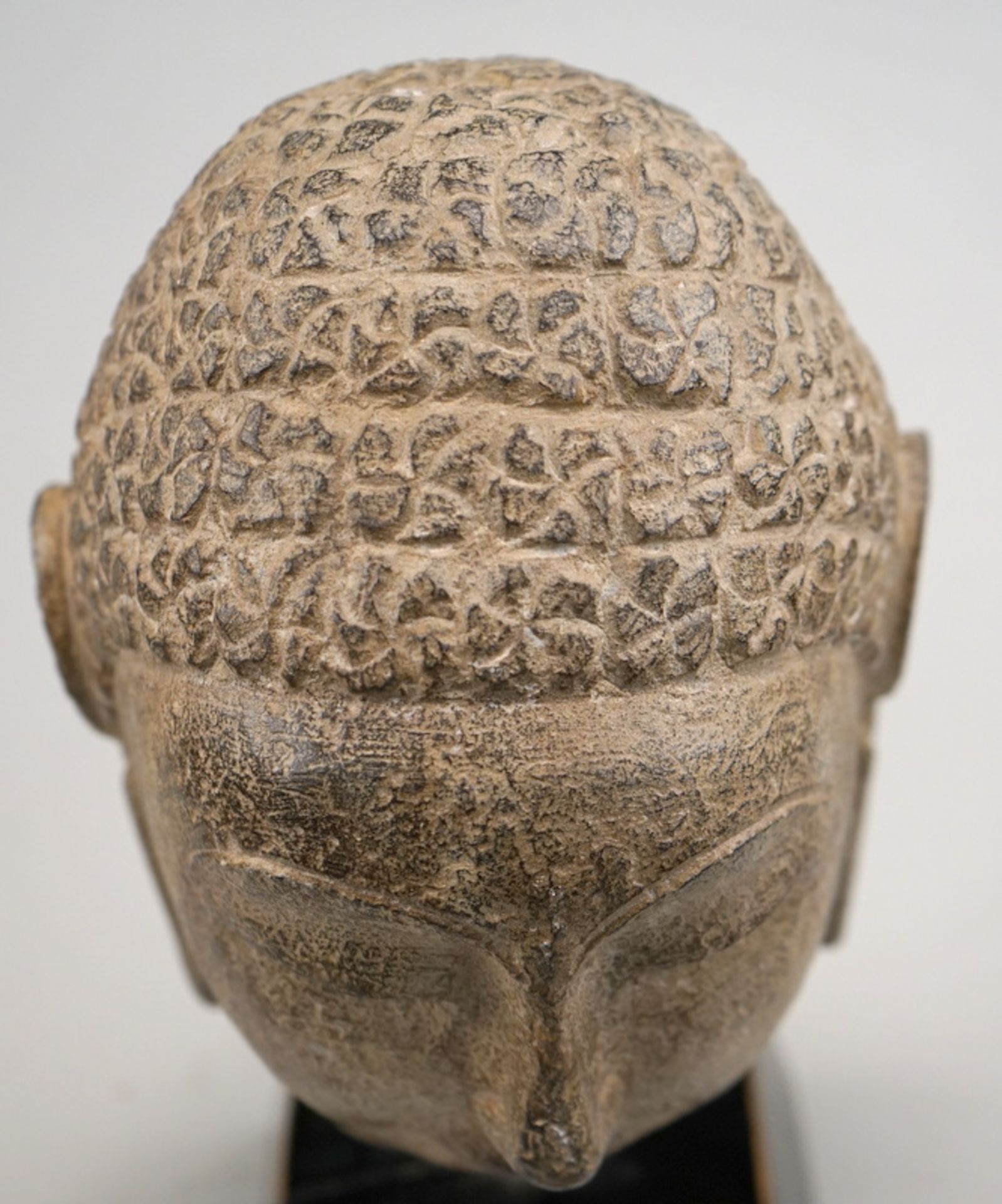 Kopf des Buddha, China, Tang Dynastie- Stil,Grüner Schiefer (Schist), Oberfläche mit hellbrauner - Bild 4 aus 4