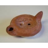 Terra Sigilata: Römische Öllampe mit Darstellung einer Wildschweinhatz,Öllampe aus in Form