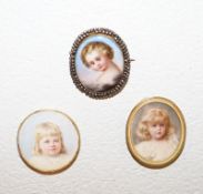 Drei kleine Miniaturen,drei feine Miniaturmalereien junger Mädchen/Kinder, 1x als Brosche, 1x