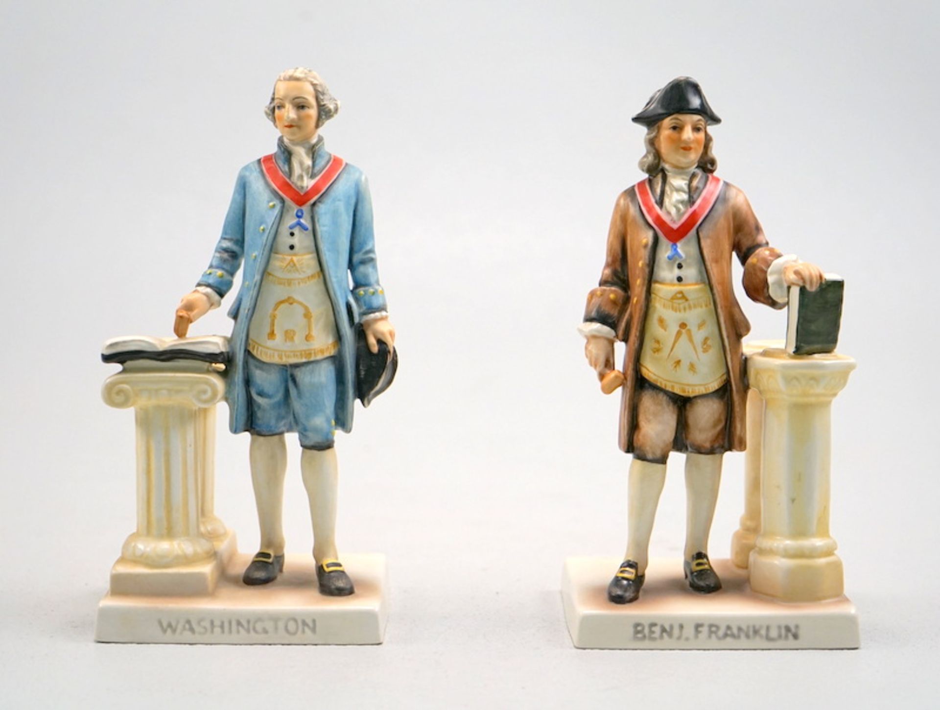 Goebel Porzellanfabrik (Aufglasurblaue Marke, 50er Jahre): Zwei Freimaurer Figuren Benj. Franklin - Image 2 of 2