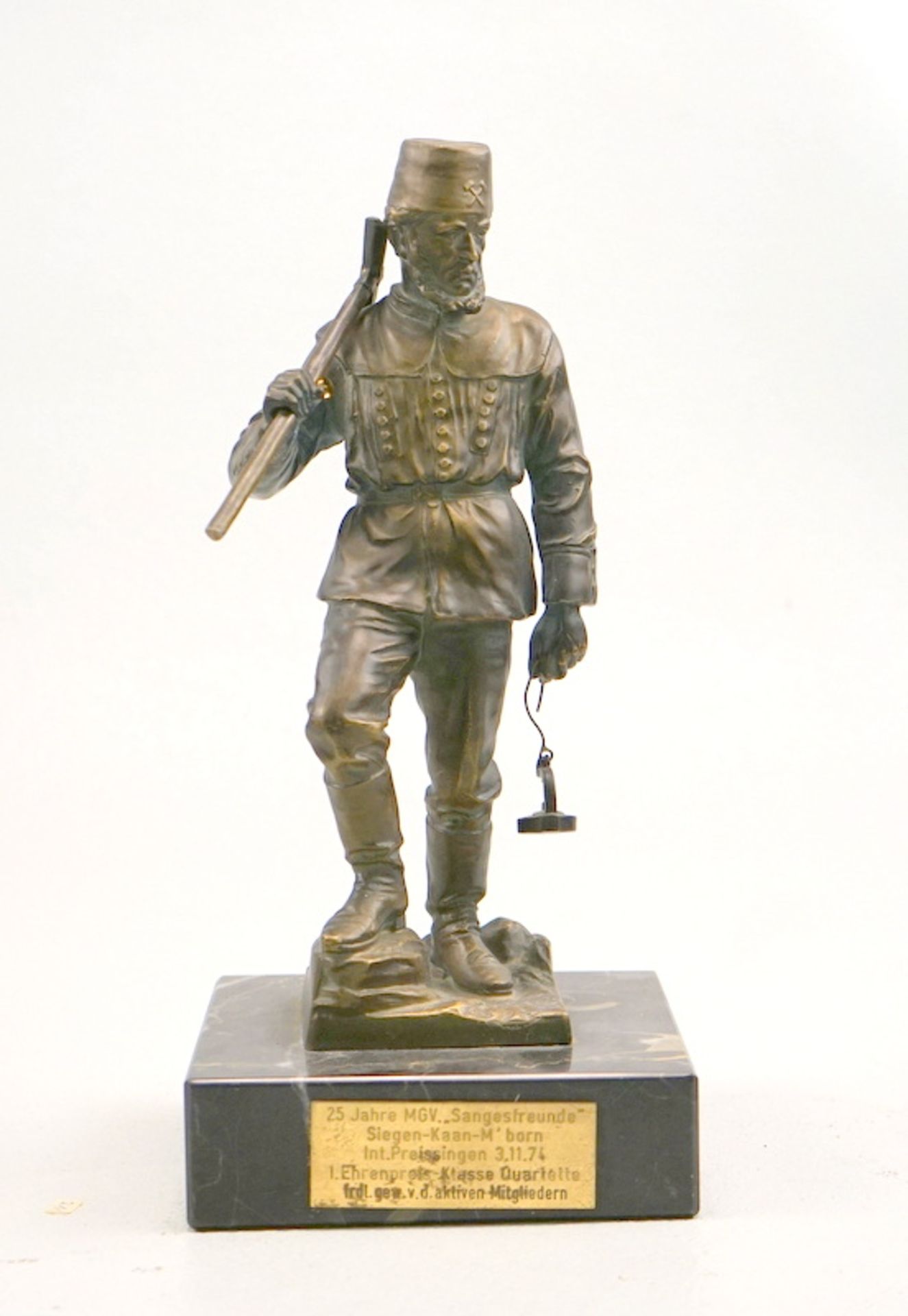 Bronze eines Bergbauarbeiters,Bronzeguss eines Mienenarbeiters mit Grupenlampe und Spitzhacke, auf