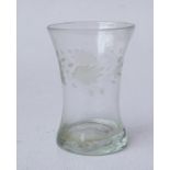 Becherglas mit gerutschtem Schliff, Anf. 19.Jhd.,leicht grau-grünliches Glas, geschnürte