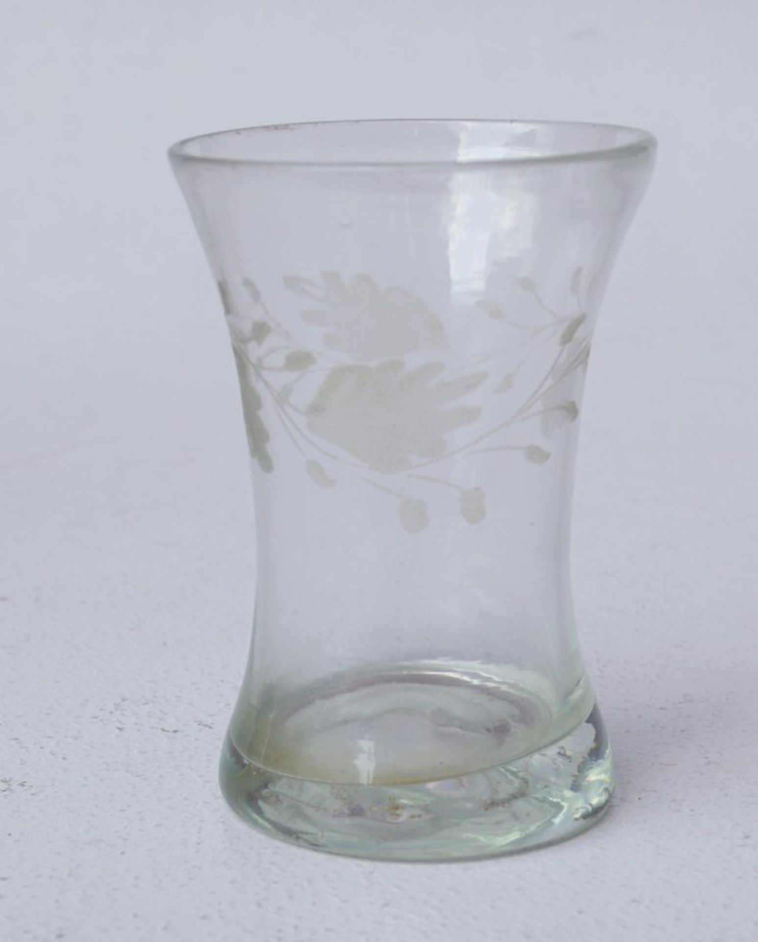 Becherglas mit gerutschtem Schliff, Anf. 19.Jhd.,leicht grau-grünliches Glas, geschnürte
