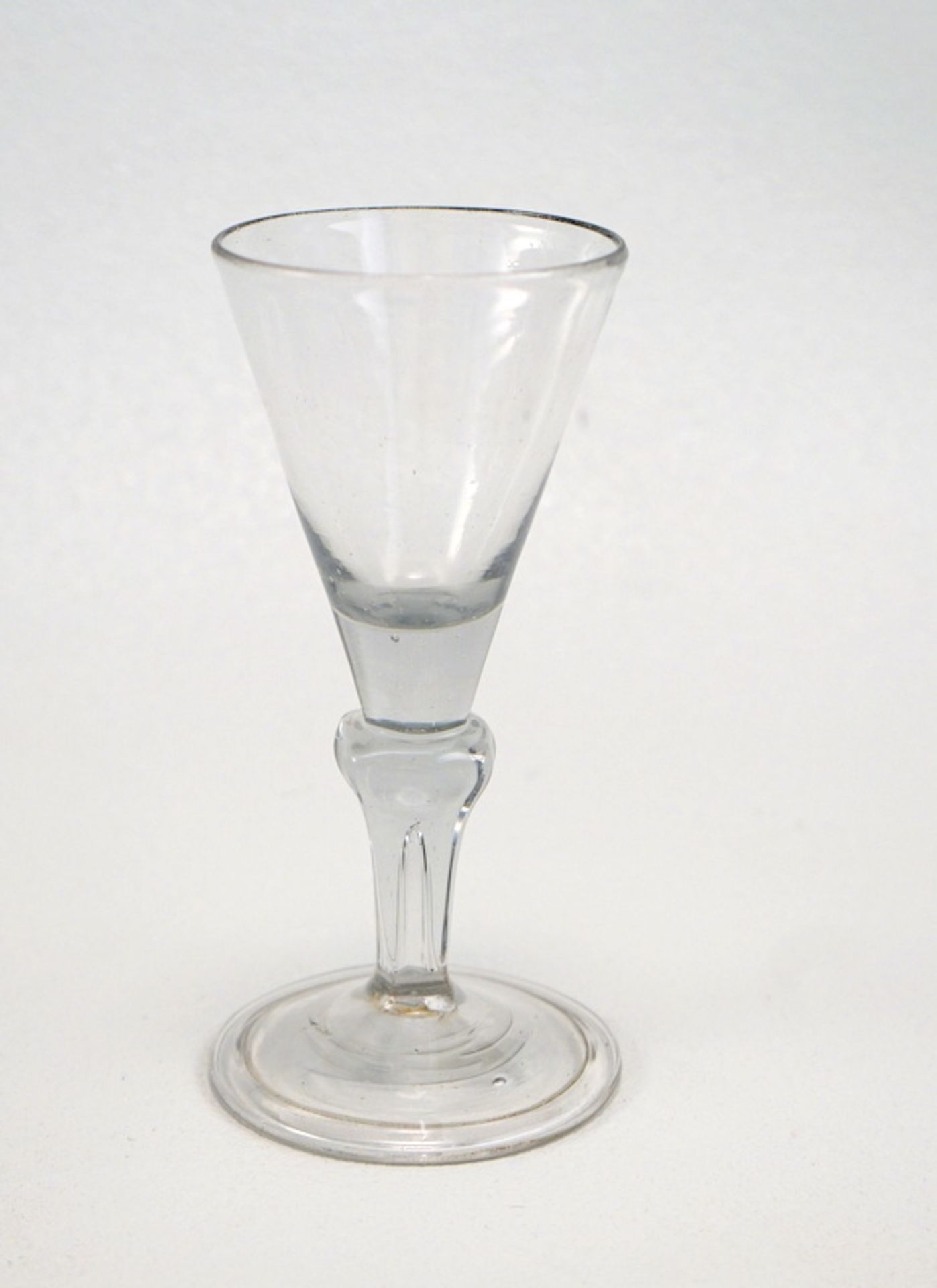 Trichterglas, wohl norddeutsch,1. Hälfte 18.Jhd.,farbloses Glas, Stand mit umgelegtem Rand und