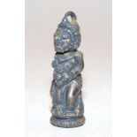 Silberne Götterfigur - Griff eines Kris Dolches, Bali, 19. Jhd.,in Form getriebenes und ziseliertees