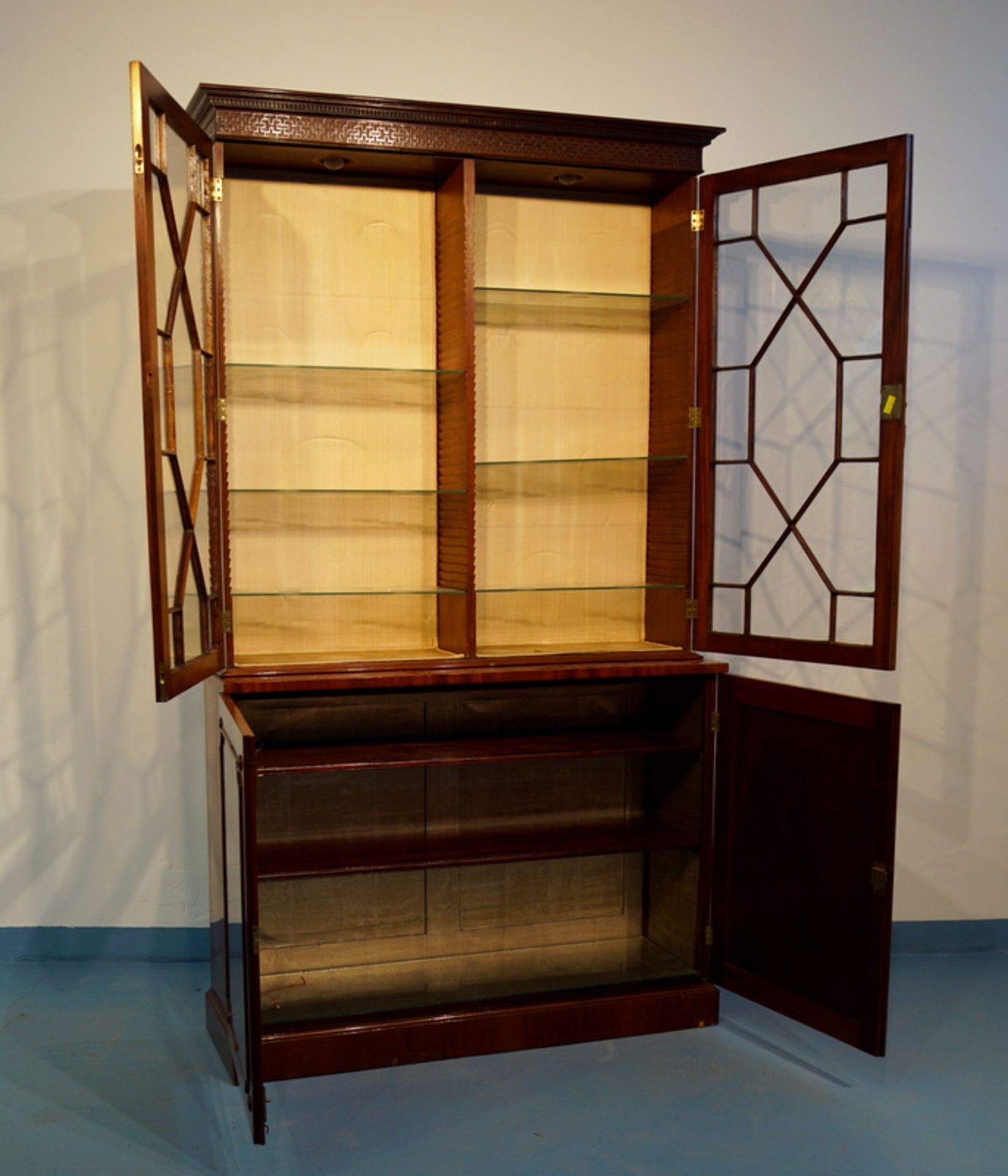 Aufsatzvitrienenschrank, George III-Stil, um 1920 - Bild 2 aus 3