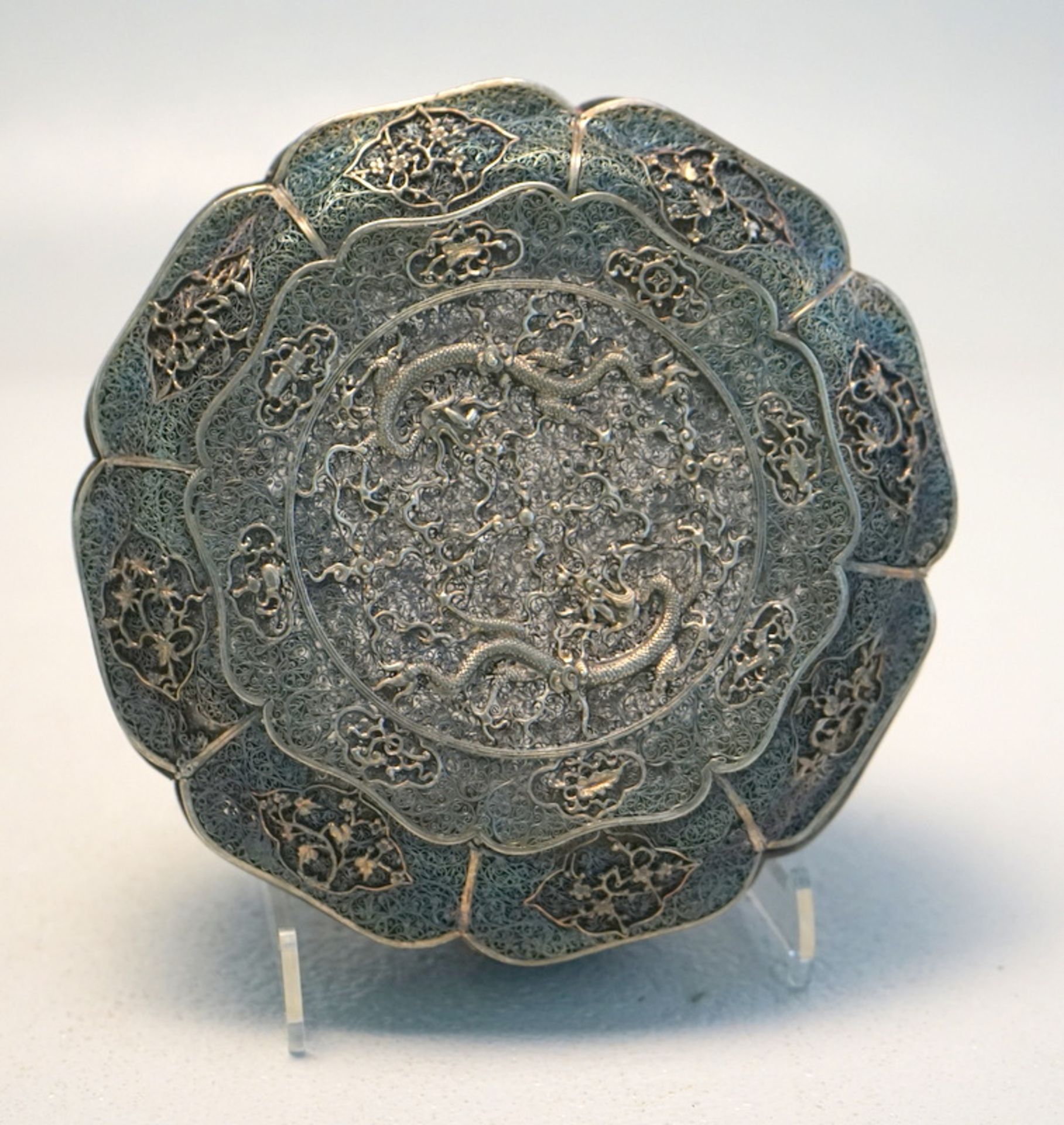 Seltene Deckeldose mit Luftdrachen in feinem Silberfiligran, Quianlong Periode - Bild 2 aus 8