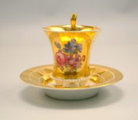 Königliche Porzellan Manufaktur Berlin, KPM: Goldtasse mit Blumenboquet, 1919