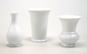 Höchster Porzellanmanufaktur: Konvolut von drei kleinen Ziervasen