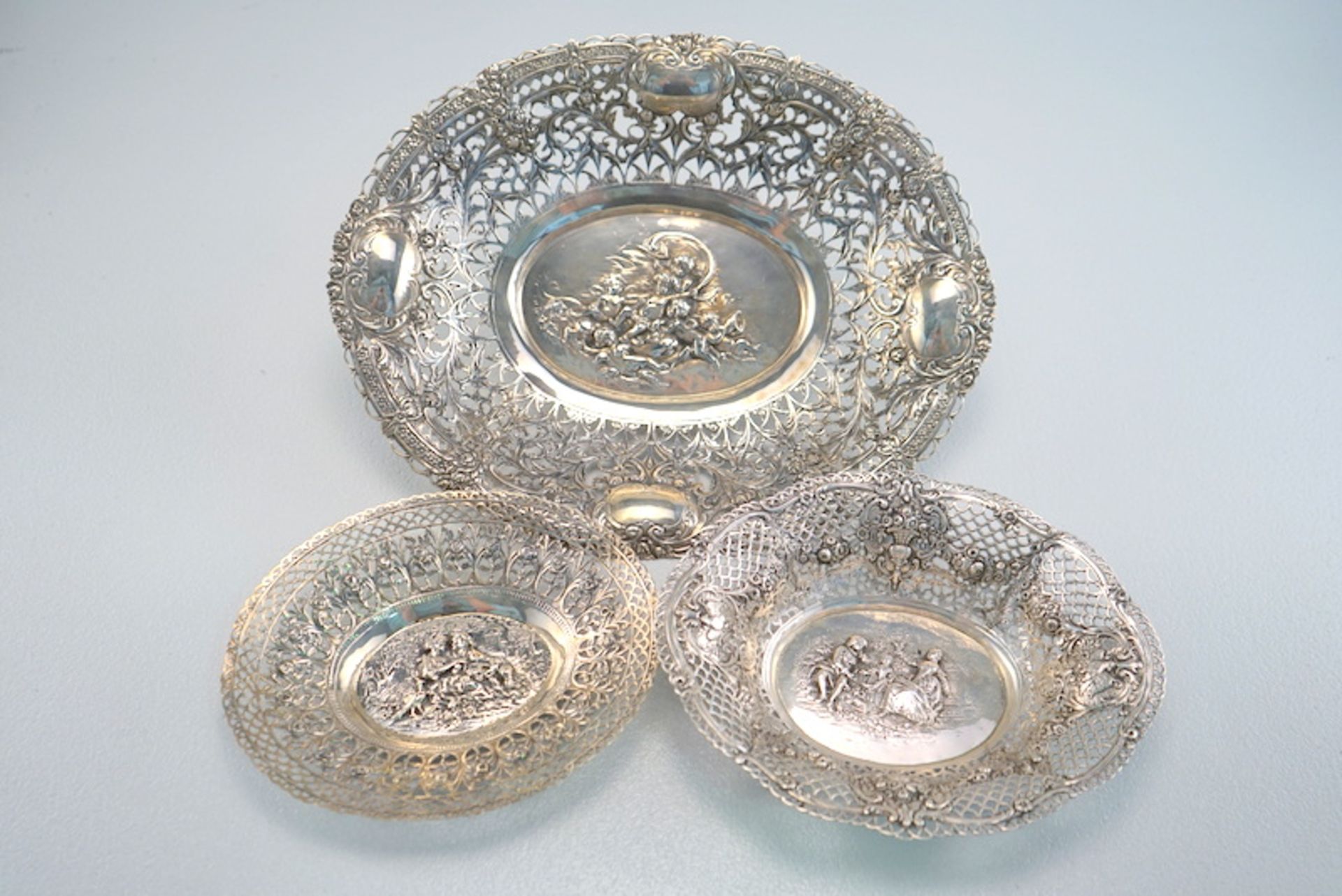 Drei Durchbruchkörbchen mit galanten Szenerien, meist 800er Silber