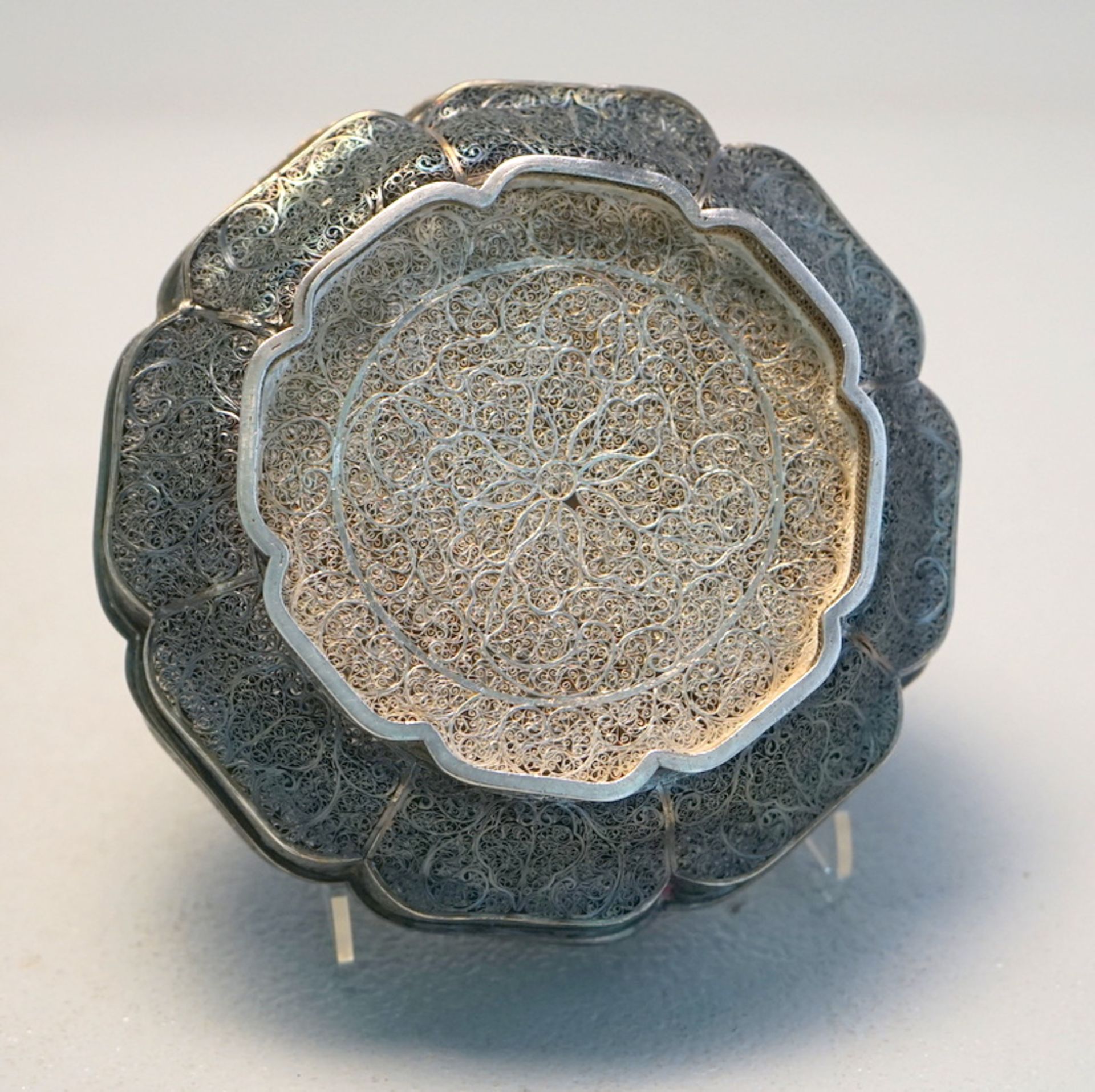 Seltene Deckeldose mit Luftdrachen in feinem Silberfiligran, Quianlong Periode - Image 4 of 8