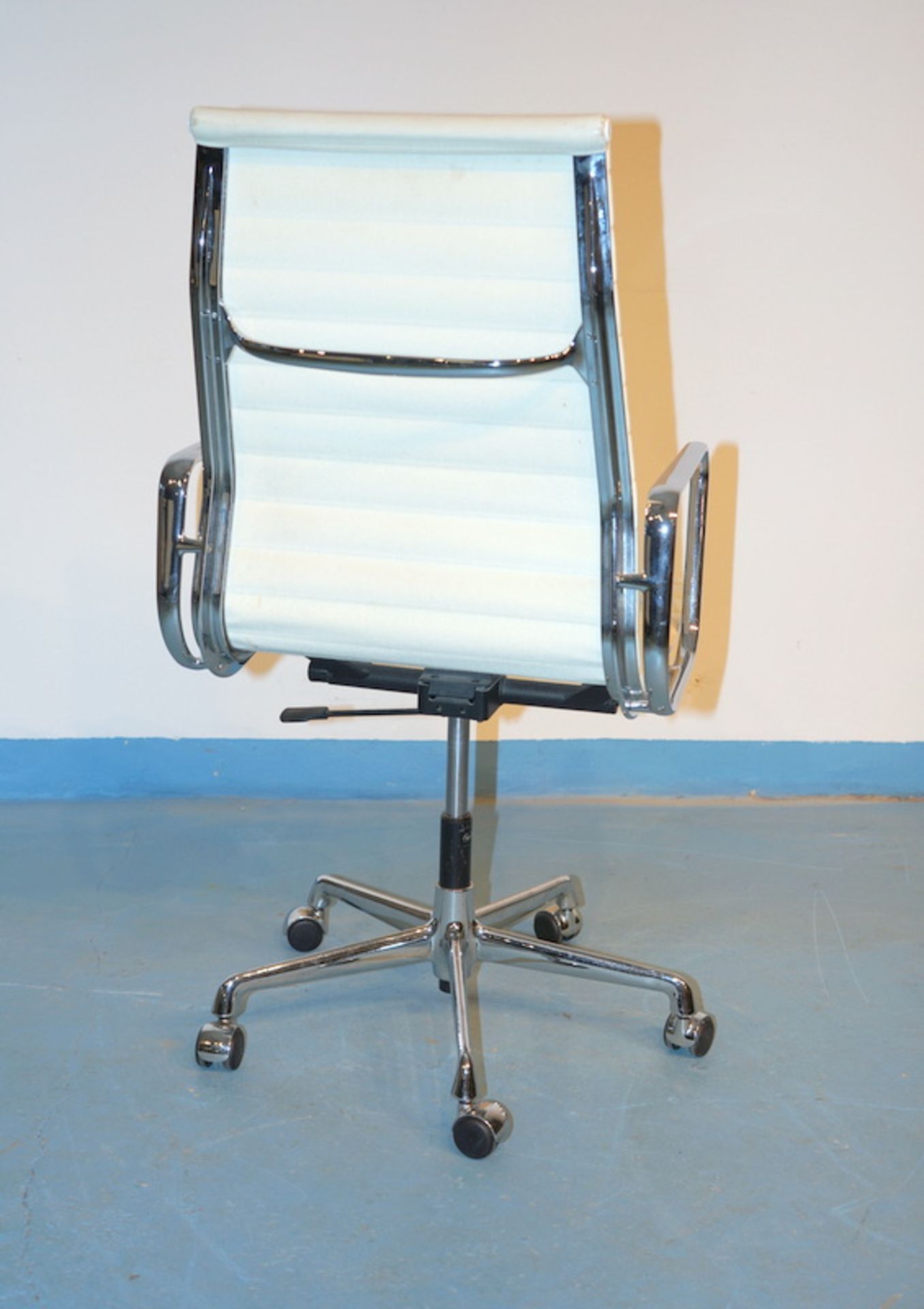 Eames, Charles und Ray: Alu Chair Bürostuhl EA 119 - Image 3 of 5