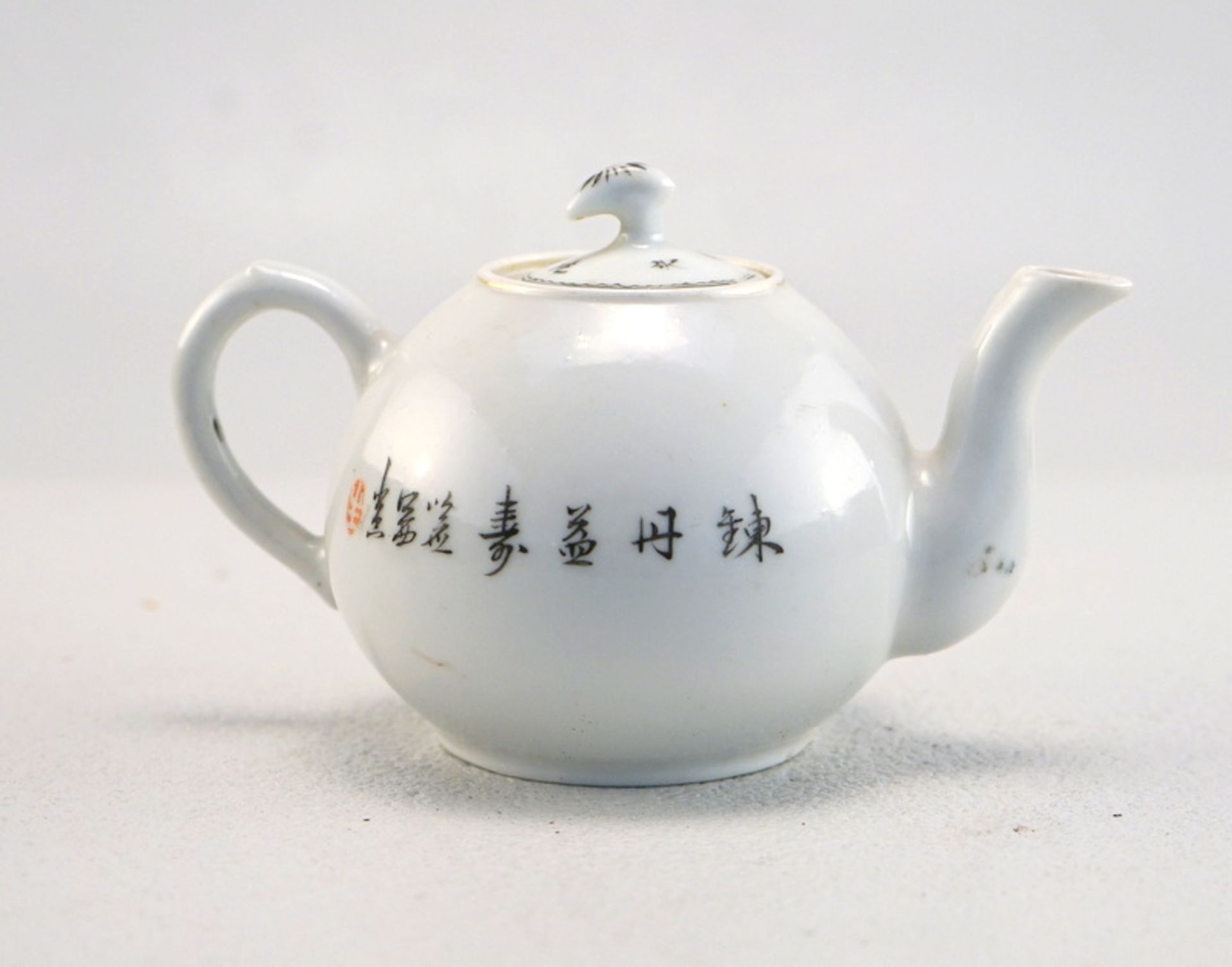 Kleine Teeextraktkanne mit Darstellung der Teezeremonie, Höhe9cm - Image 3 of 4