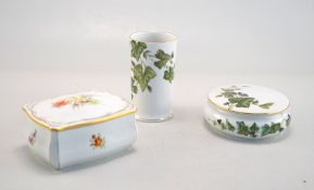 Höchster Porzellanmanufaktur: Zwei Deckeldosen mit floraler Malerei und Vase