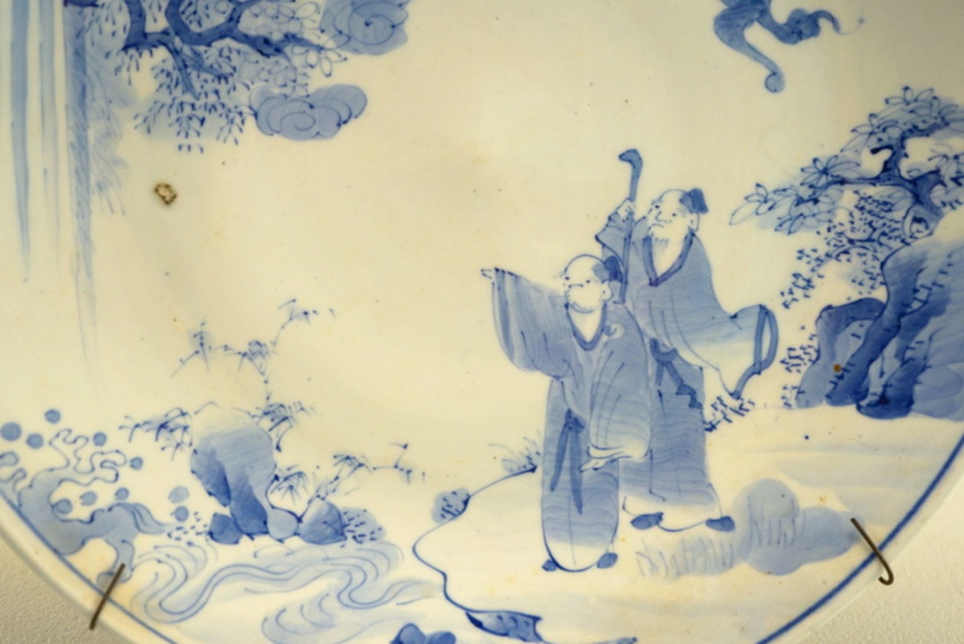 Großer Wandteller mit Gelehrten am Wasserfall Meiji Periode - Image 2 of 3