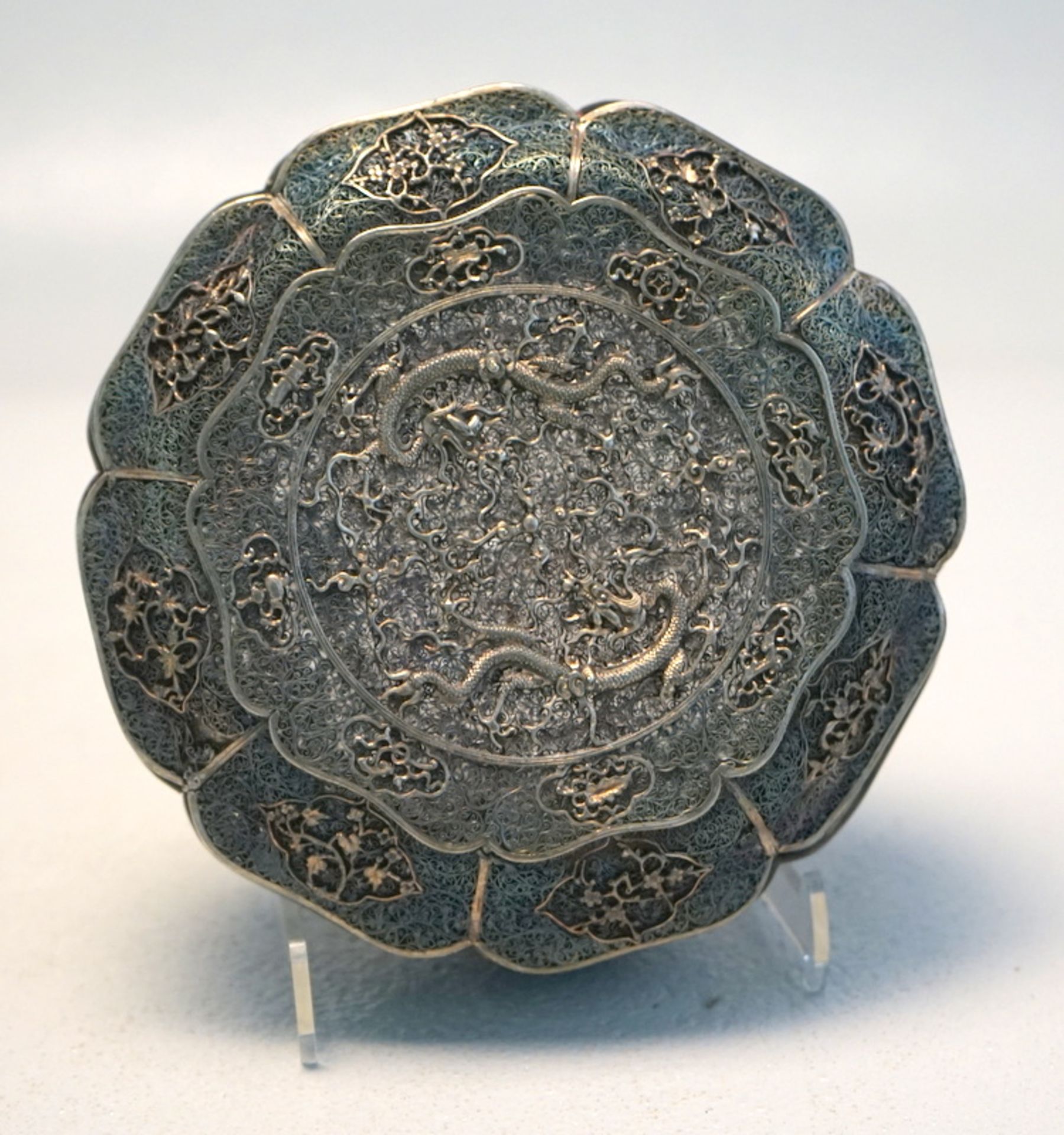 Seltene Deckeldose mit Luftdrachen in feinem Silberfiligran, Quianlong Periode - Bild 3 aus 8