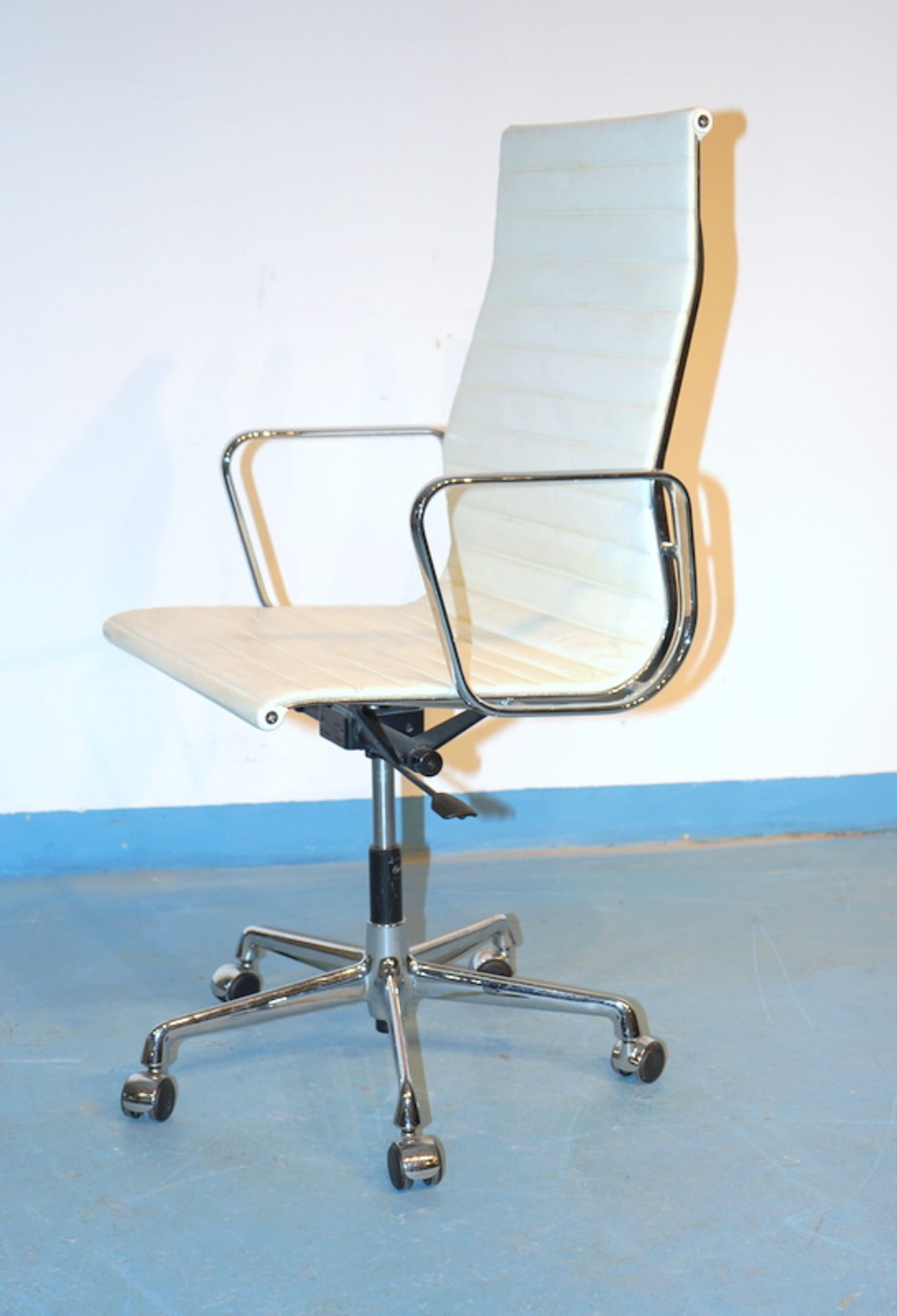 Eames, Charles und Ray: Alu Chair Bürostuhl EA 119 - Bild 2 aus 5