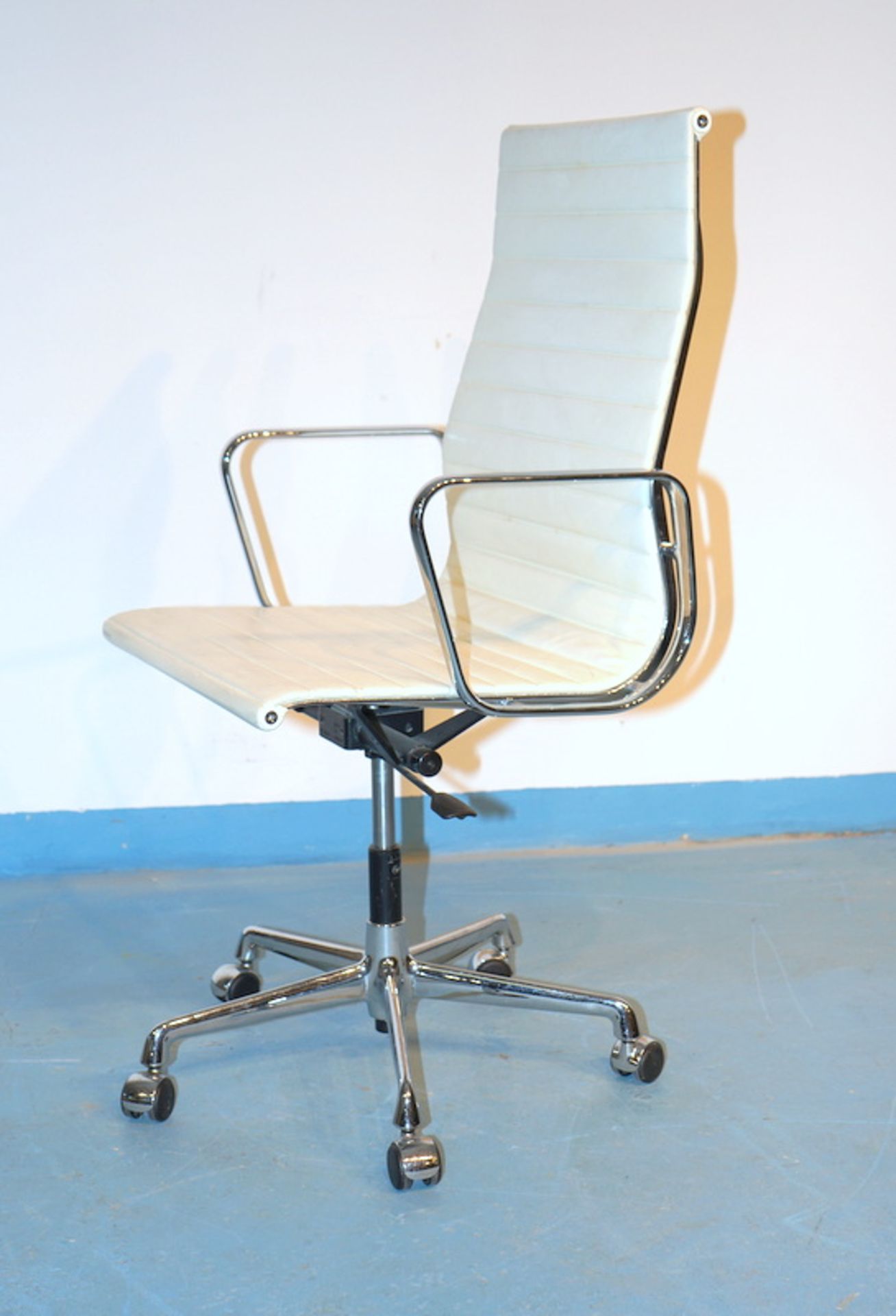 Eames, Charles und Ray: Alu Chair Bürostuhl EA 119 - Image 2 of 5