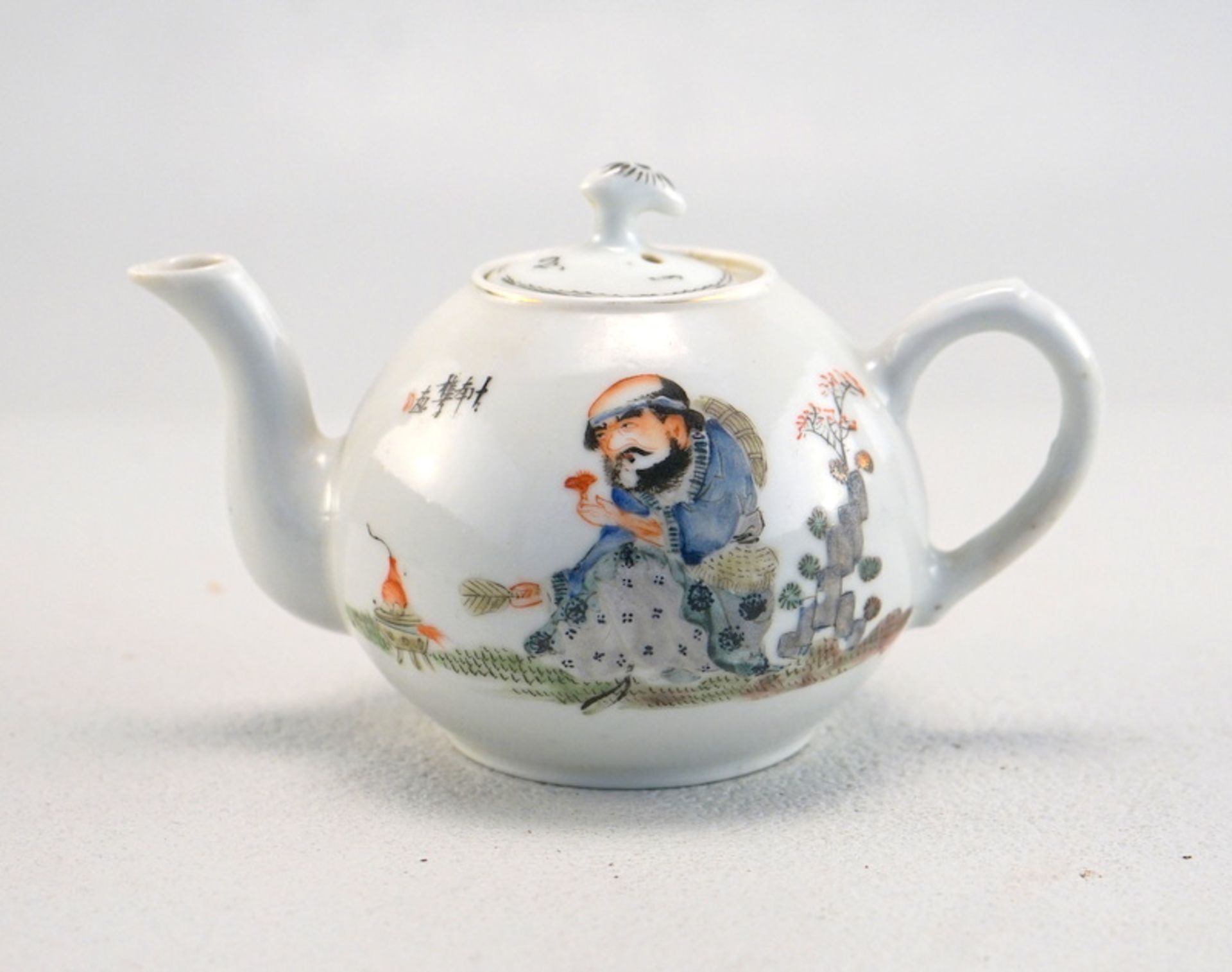 Kleine Teeextraktkanne mit Darstellung der Teezeremonie, Höhe9cm