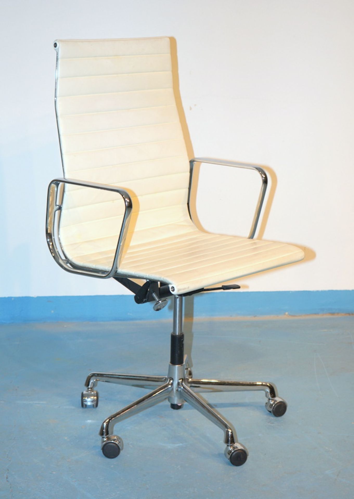 Eames, Charles und Ray: Alu Chair Bürostuhl EA 119
