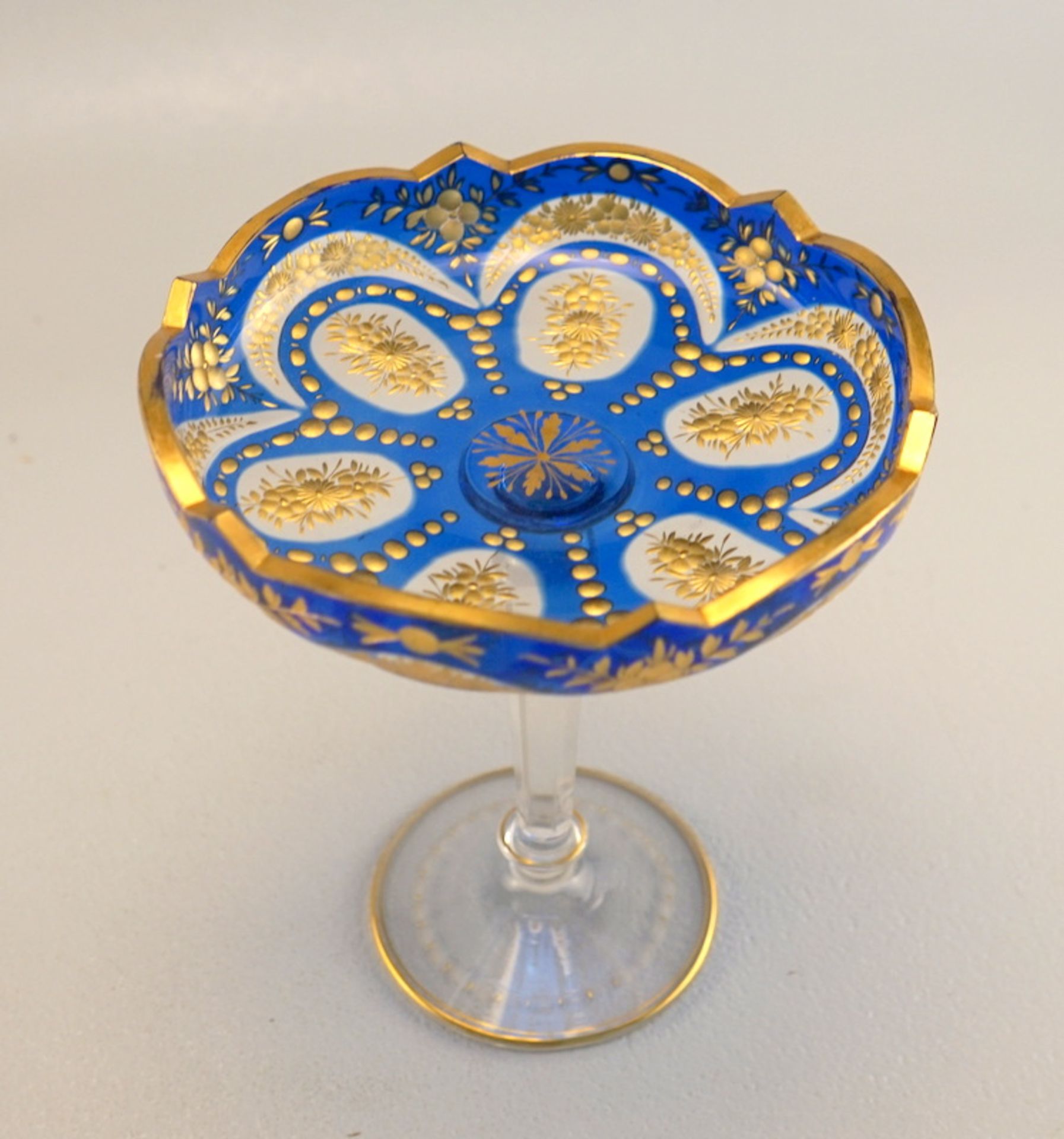 Theresienthal, Kristallglasmanufaktur: Tazza mit Blauem Überfang und Mattvergoldung, 2-tlg. - Image 3 of 3