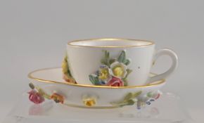 Königl. Meissen: Miniaturtasse mit Untertasse, vollplastischer Blumendekor