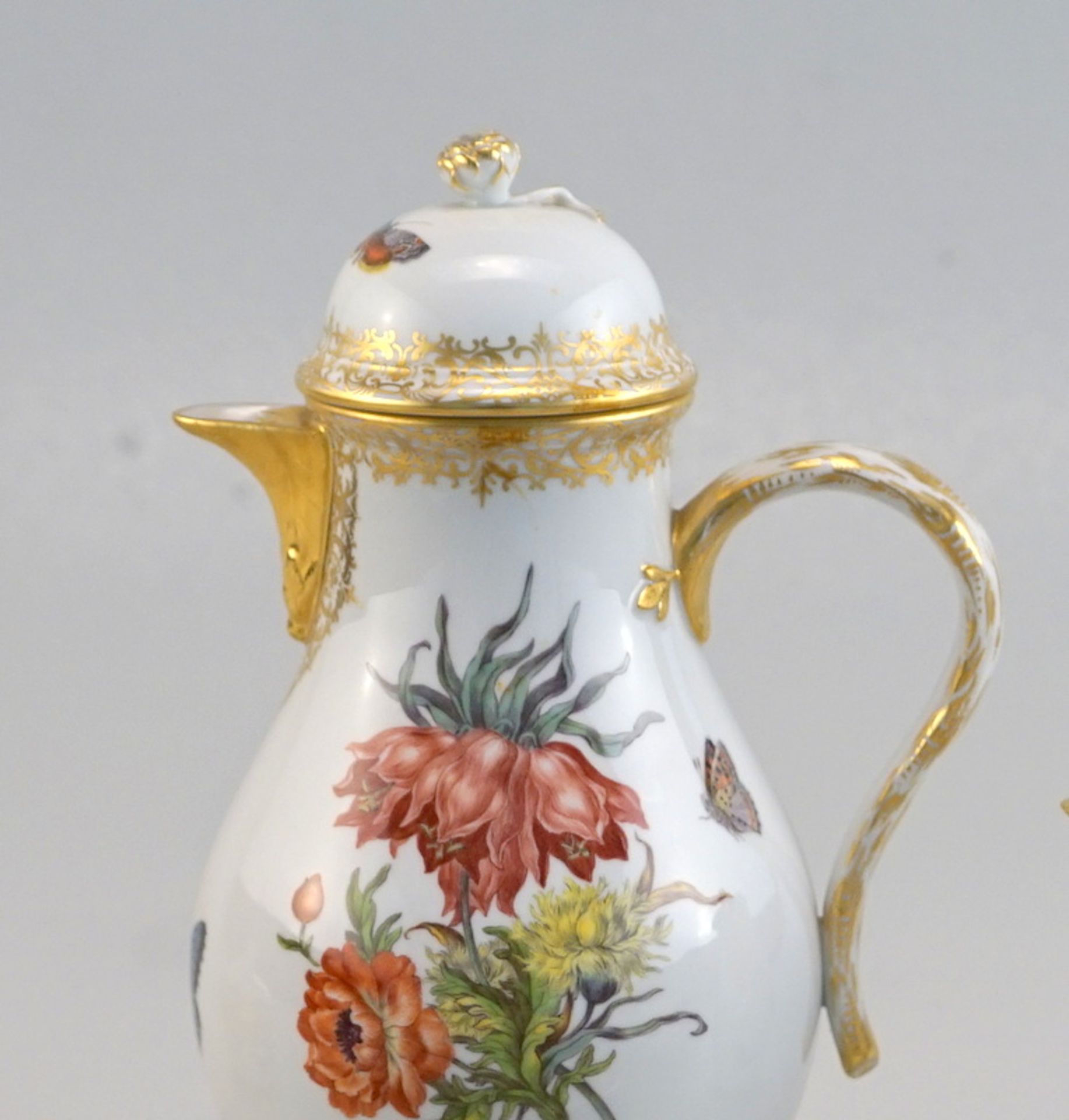 Staatlich Meissen: Feines Kaffeeservice, Form des 18.Jhd. reiche Malerei mit Blumen und Faltern - Image 2 of 4