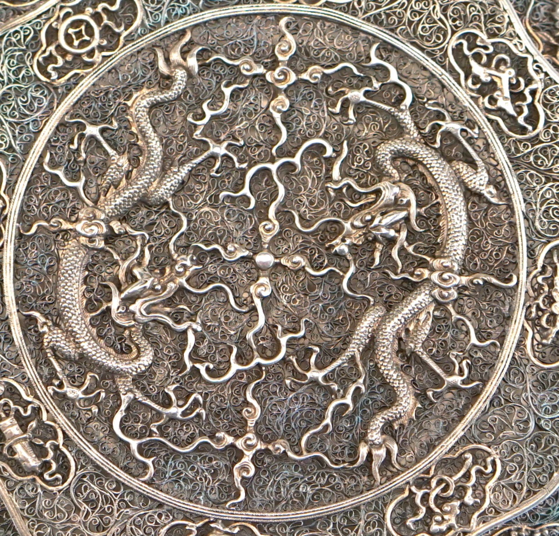 Seltene Deckeldose mit Luftdrachen in feinem Silberfiligran, Quianlong Periode - Bild 7 aus 8
