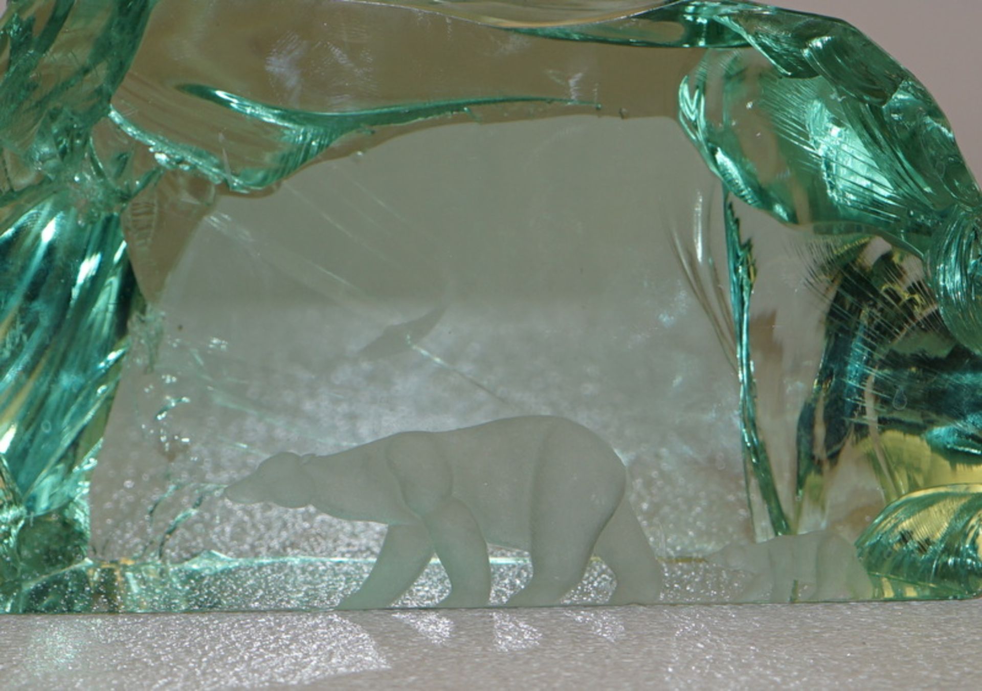 Kosta Boda, Schweden: Zwei Glasobjekten mit geschliffenen Eisbären, sign. Vicke Lindstrand - Image 2 of 3