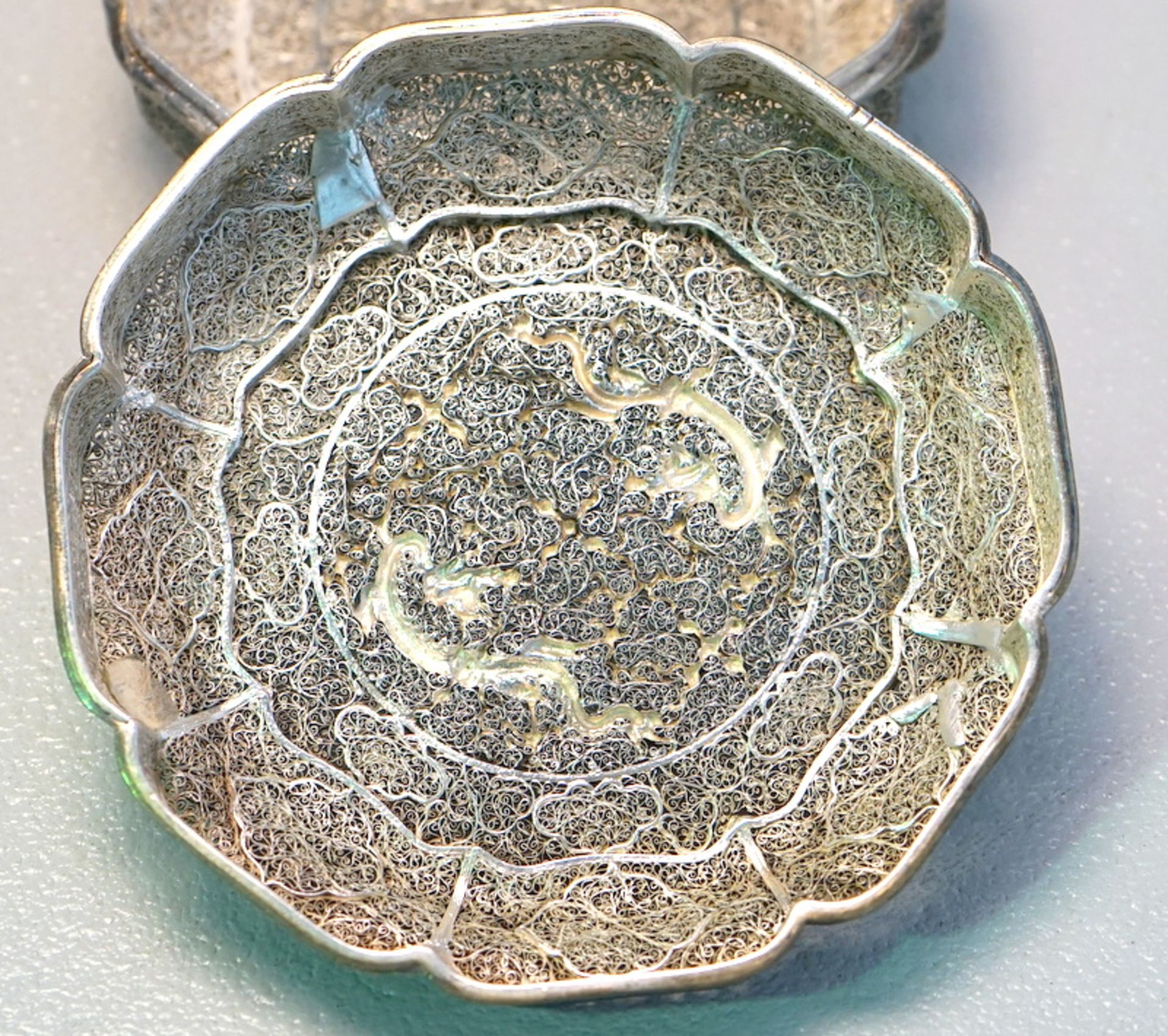 Seltene Deckeldose mit Luftdrachen in feinem Silberfiligran, Quianlong Periode - Image 5 of 8