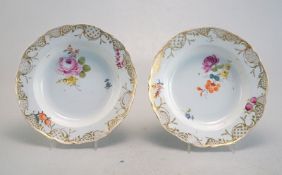 Königl. Meissen: Zwei tiefe Teller mit Blumenmalerei und Goldstaffage, um 1760