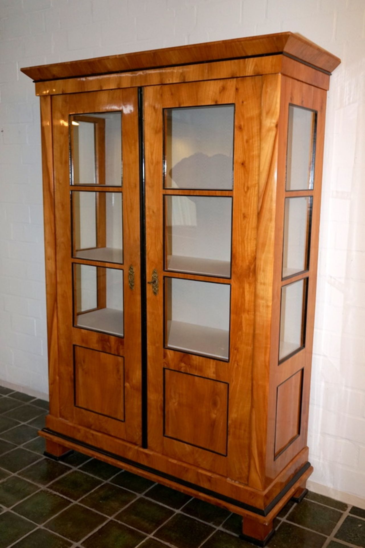 Große Biedermeier Vitrine in Kirsche