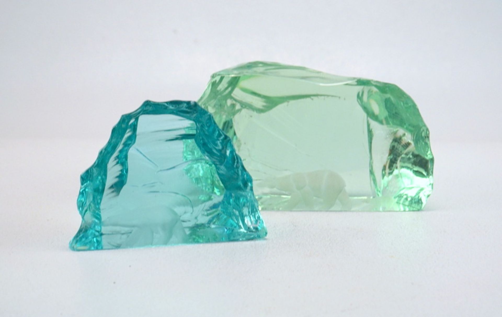 Kosta Boda, Schweden: Zwei Glasobjekten mit geschliffenen Eisbären, sign. Vicke Lindstrand