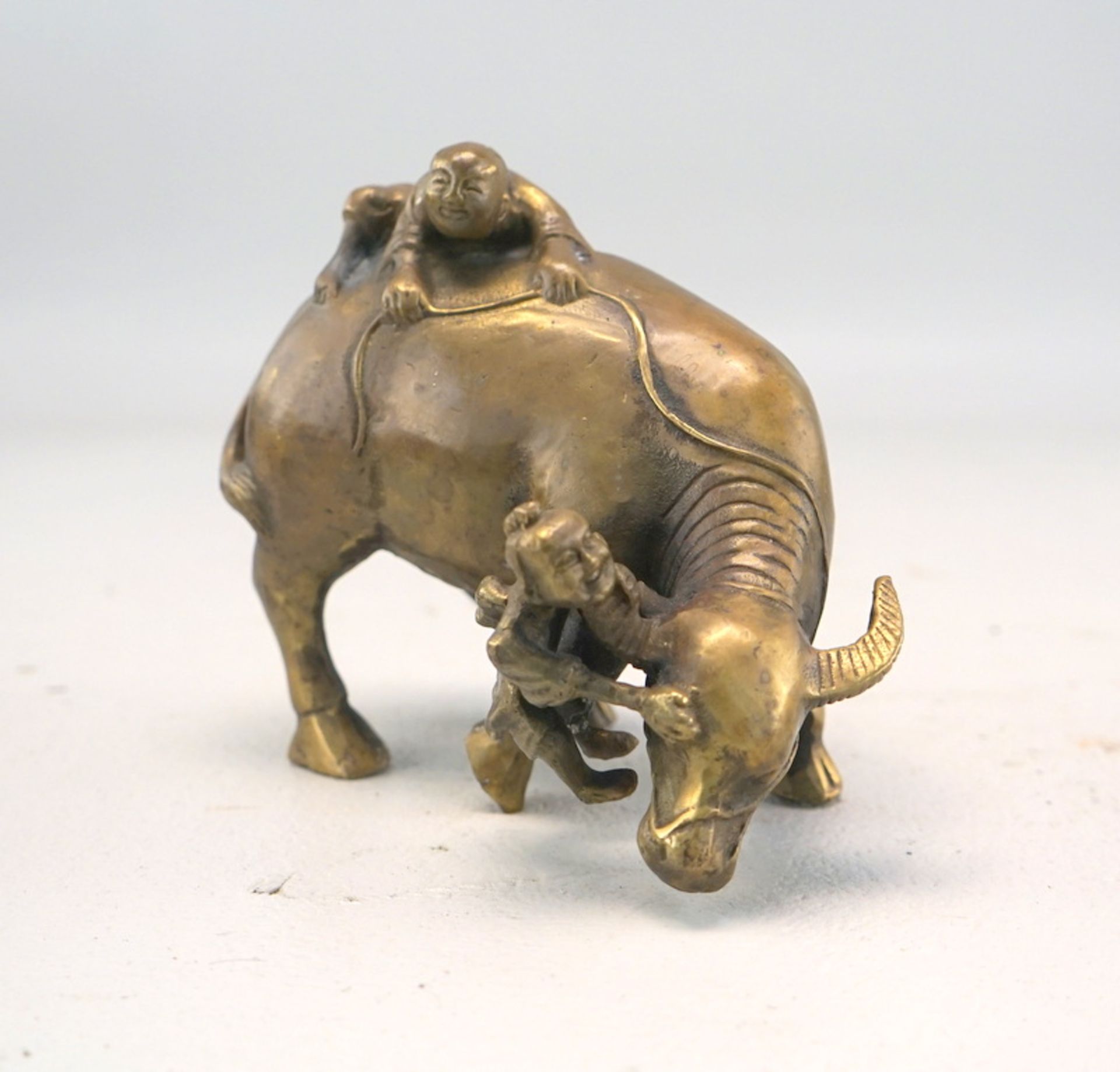 Pärchen dekorative asiatische Bronzen: Reitende Kinder auf Wasserbüffeln - Bild 2 aus 4