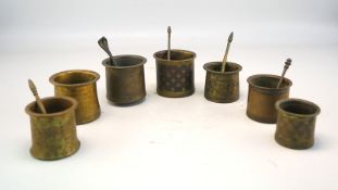 Sammlung von sieben Bronzegefäße mit vier passenden Löffelchen, Asien 19. Jhd.
