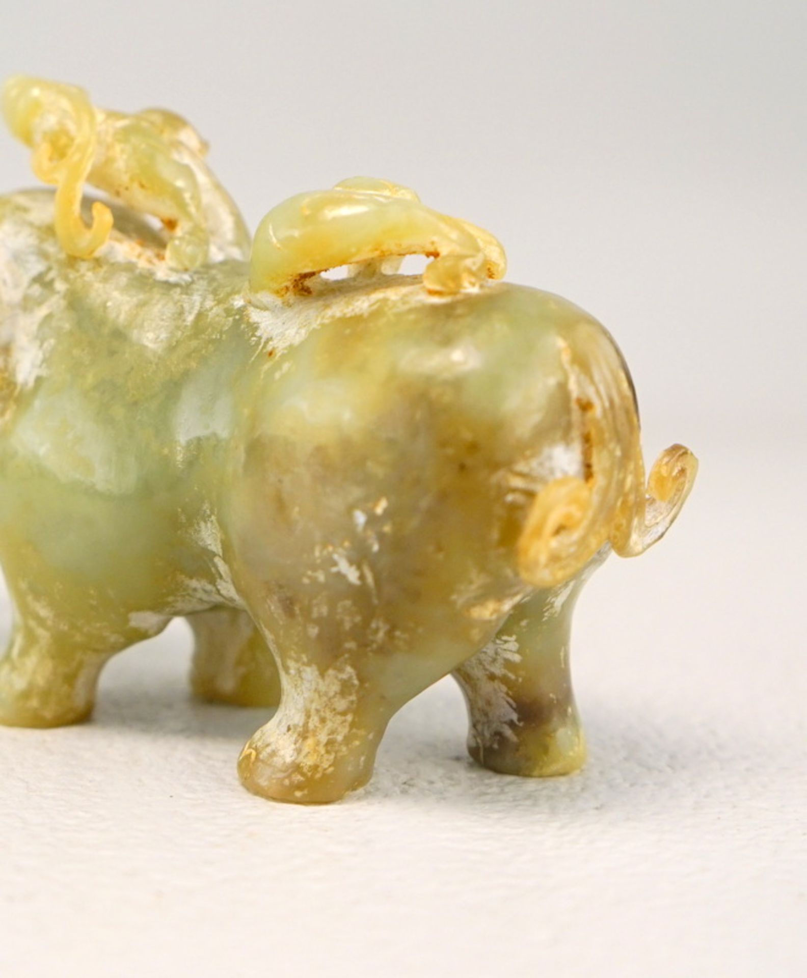 Archaischer Jade Elefant mit auf ihm reitenden Schilong - Bild 4 aus 4