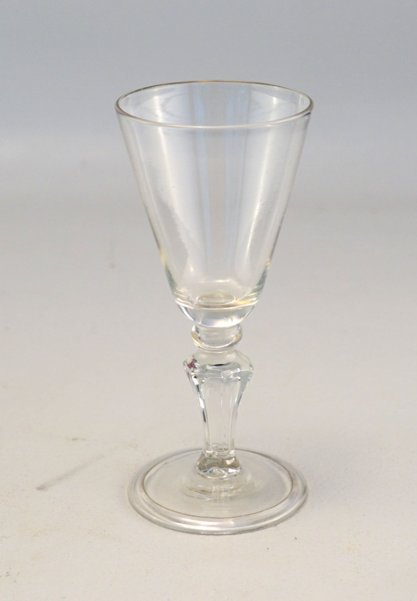 Trichterglas mit umgelegtem Rand, wohl norddeutsch um 1730