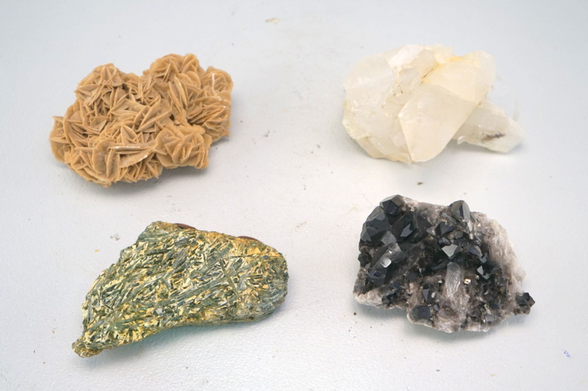 Sammlung von sieben Mineralien