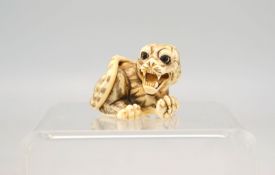 Netsuke junger Tiger in Angriffsstellung, Japan 1. H. 20. Jhd.