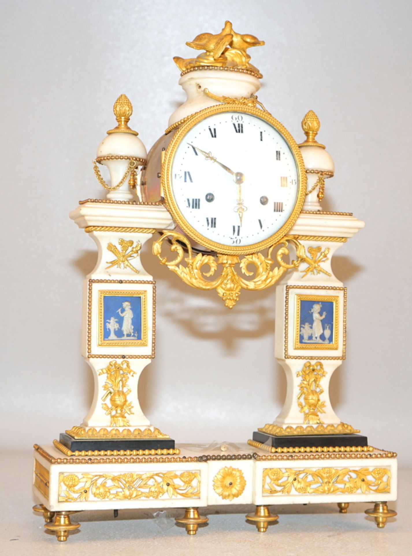 Feine Empire Uhr mit Wedgewood Plaketten