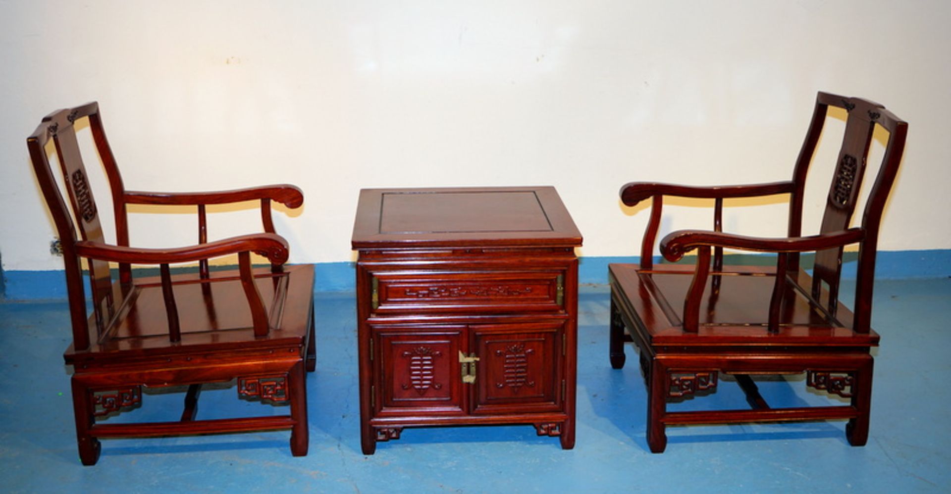 Pärchen Armlehnsessel und Tischchen, China 1. H. 20 Jh